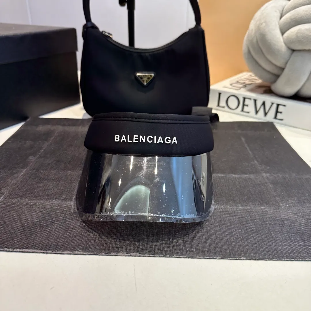 P50 Balencia*a Balenciaga's new style 💞 Summer ice silk empty top hat. The empty top sun protection hat does not delay the ponytail~ The ice silk fabric is practical and beautiful! The design of the large brim can effectively block ultraviolet rays. Multiple colors available.