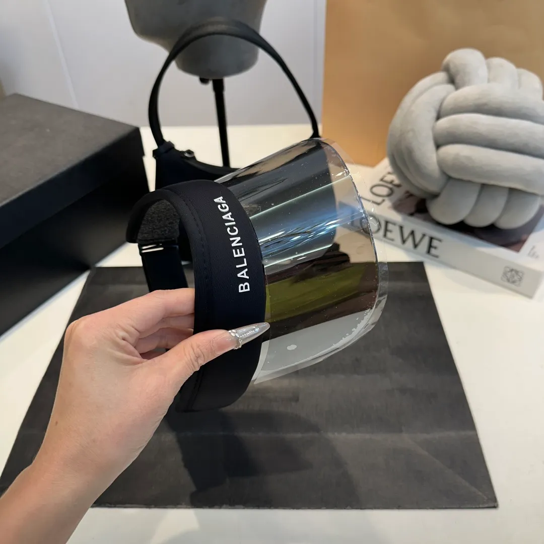 P50 Balencia*a Balenciaga's new style 💞 Summer ice silk empty top hat. The empty top sun protection hat does not delay the ponytail~ The ice silk fabric is practical and beautiful! The design of the large brim can effectively block ultraviolet rays. Multiple colors available.