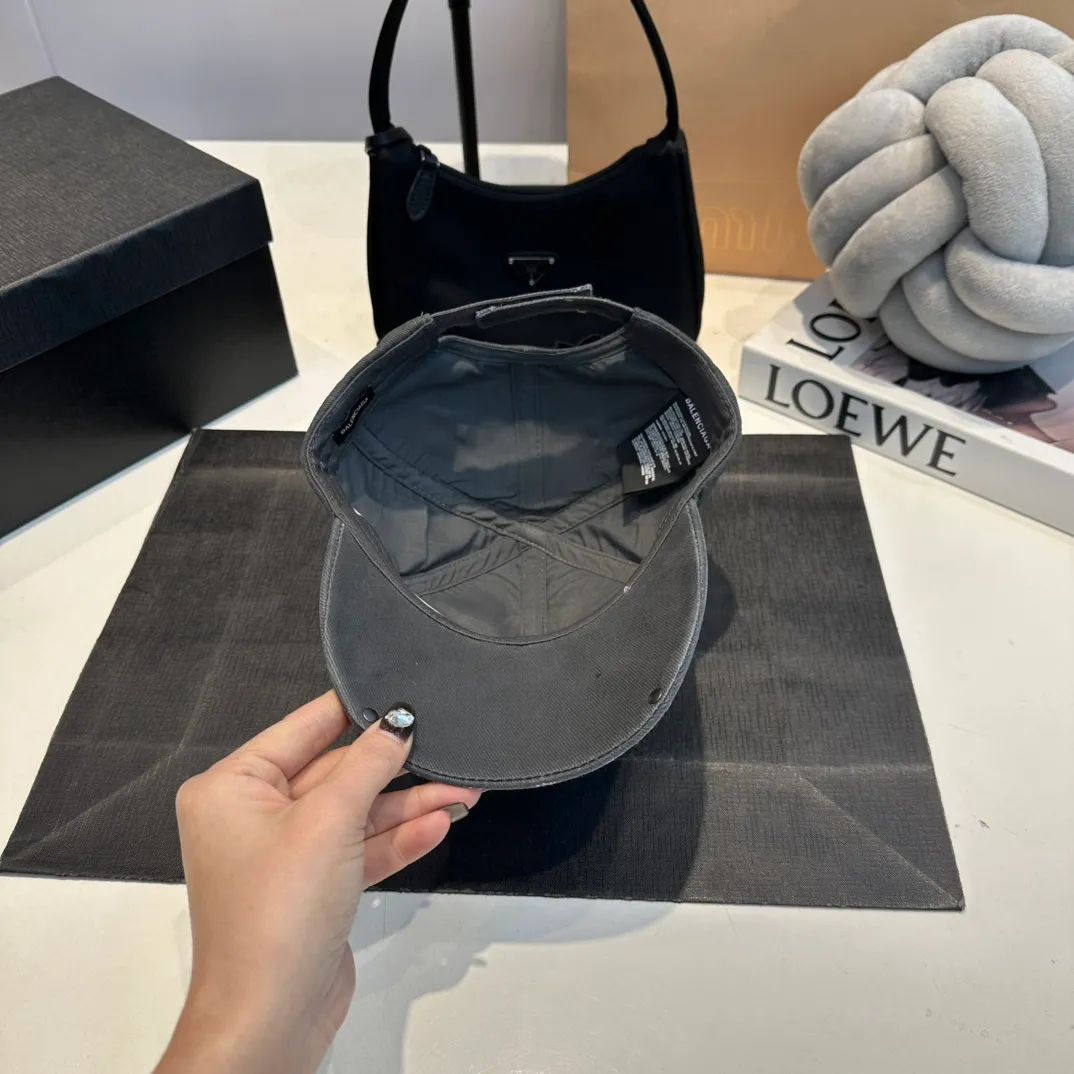 P70 Balenclaga new baseball cap, ready for delivery in seconds🧢Simple, fashionable, super invincible and beautiful hat! Couple style! Advantages of original items compared to other hats