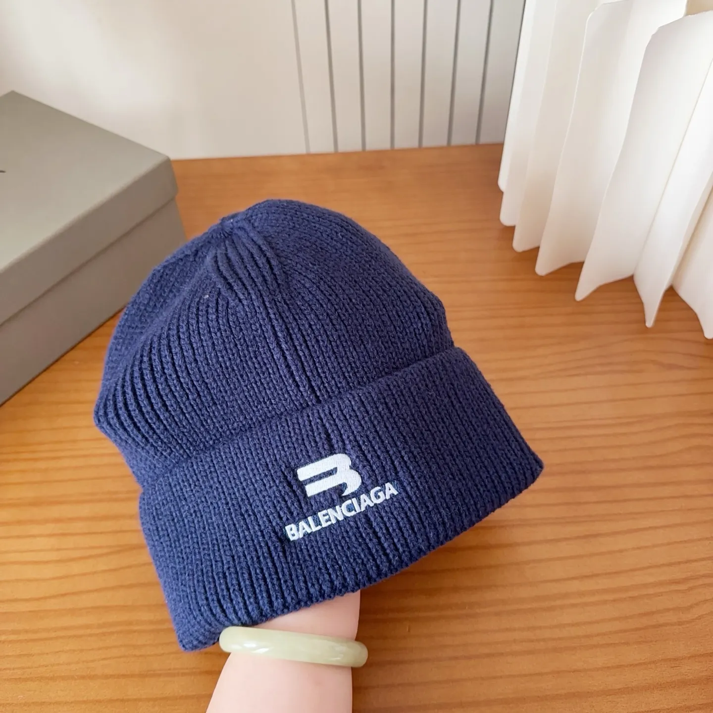 💰60 Balenciaga knitted cold hat brick cabinet new style! It became popular on Xiaohongshu as soon as it was put on the shelves~ First released on the whole network, matching color and version. The first batch of goods is sufficient, so hurry up and get it.
