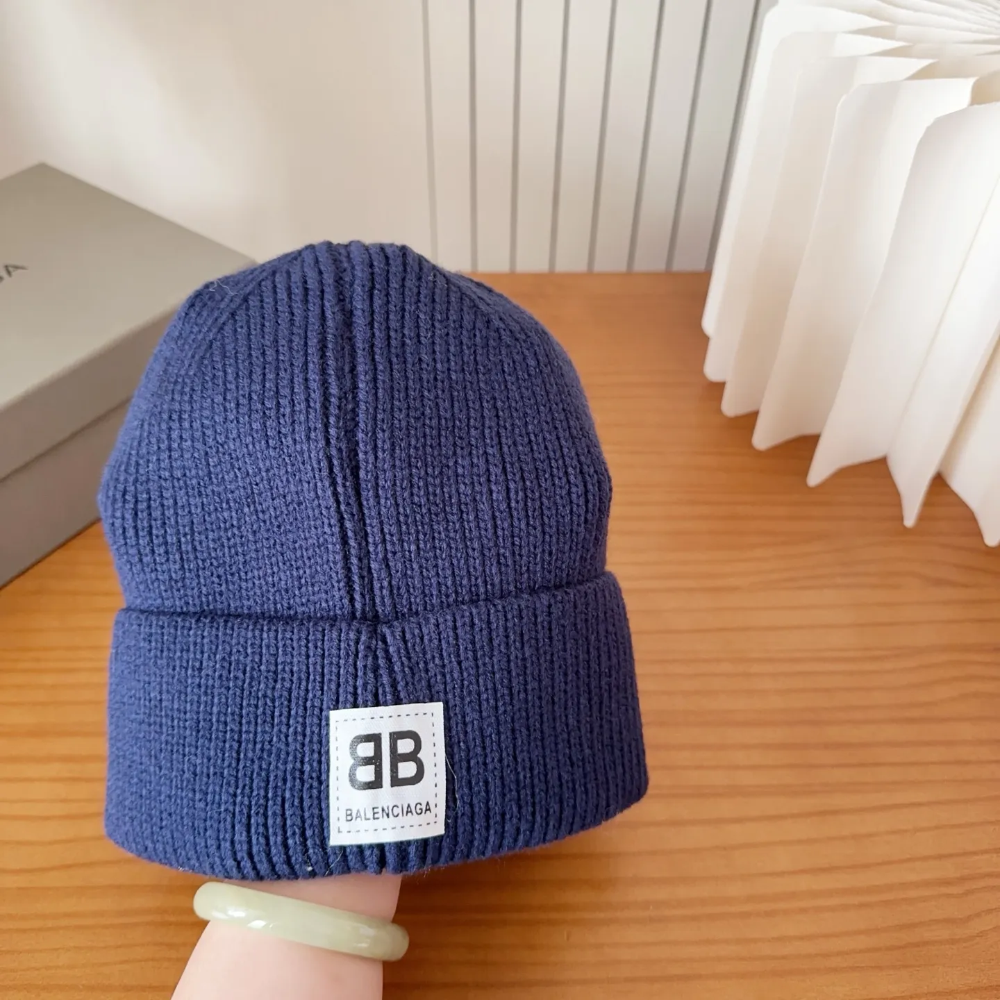 💰60 Balenciaga knitted cold hat brick cabinet new style! It became popular on Xiaohongshu as soon as it was put on the shelves~ First released on the whole network, matching color and version. The first batch of goods is sufficient, so hurry up and get it.