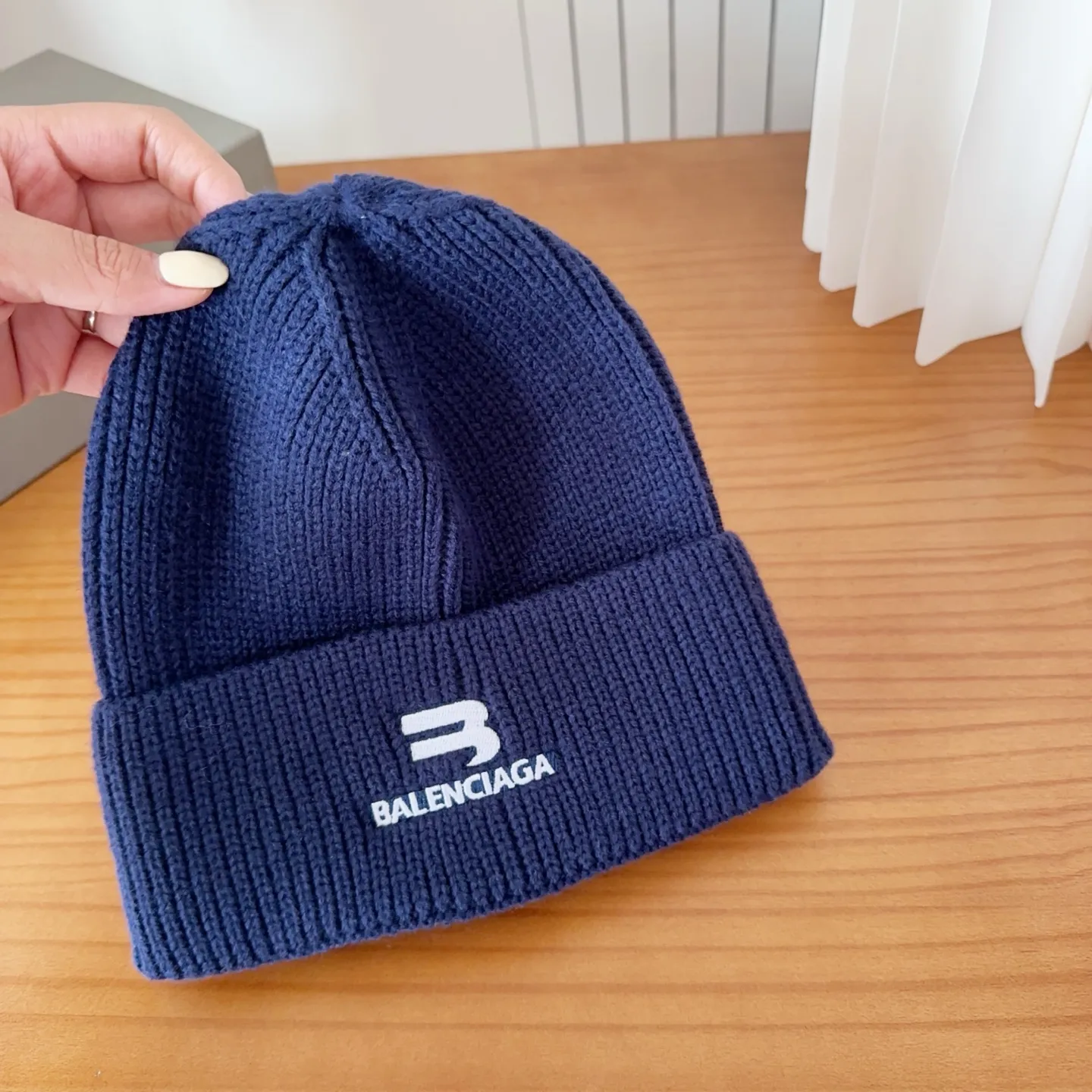 💰60 Balenciaga knitted cold hat brick cabinet new style! It became popular on Xiaohongshu as soon as it was put on the shelves~ First released on the whole network, matching color and version. The first batch of goods is sufficient, so hurry up and get it.