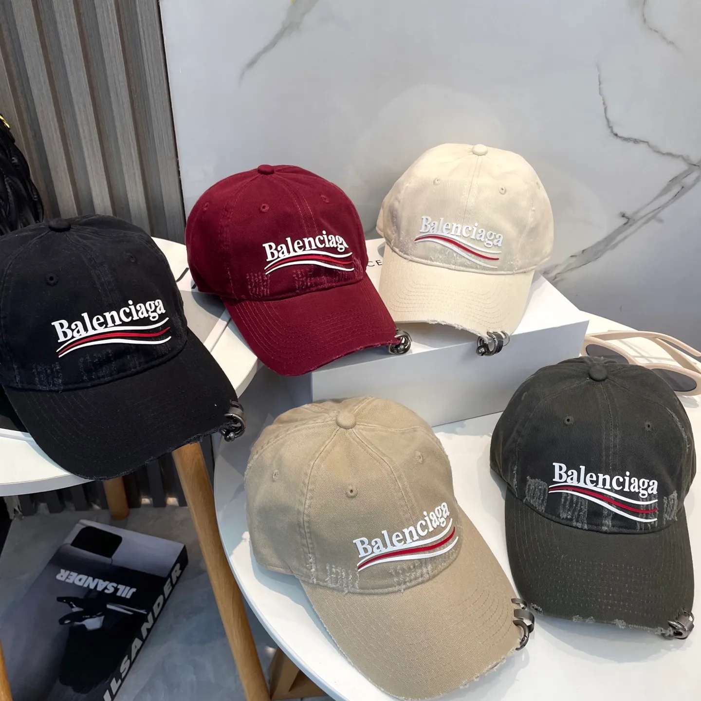 P76 New Balencia*a Balenciaga new baseball cap, ready for delivery in seconds🧢Simple, fashionable, super invincible and beautiful hat! Couple style!