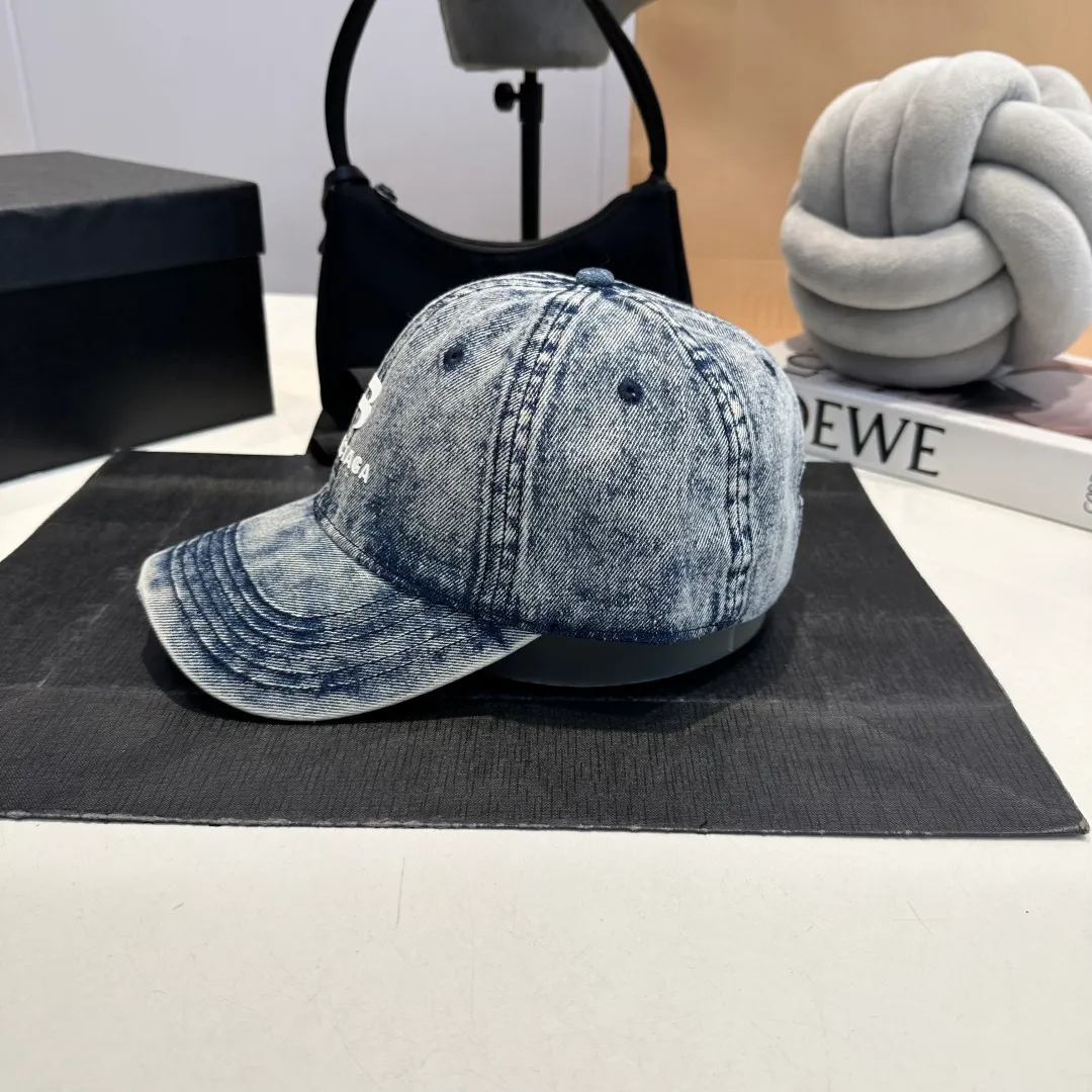 P60 BALENCIAGA 🆕Spring style new personalized baseball cap, high quality and excellent breathability, suitable for all seasons, high-value fashion item! Same style for men and women