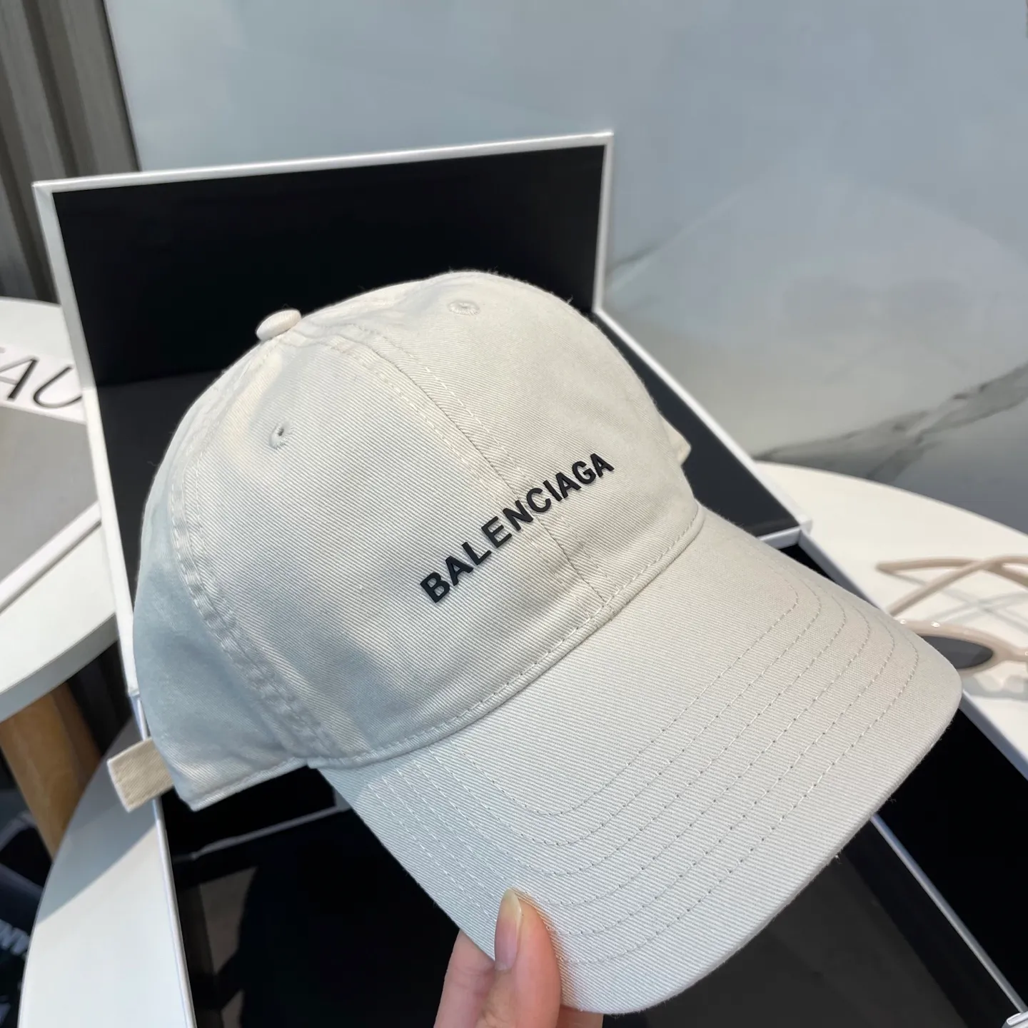 P50 Balenciaga Baseball Cap My family is already very proficient in Balenciaga’s craftsmanship. It’s a must-have. BALENCIAGA Balenciaga’s new washed pure cotton baseball cap. Heavy craftsmanship, double B letter logo, novel and fashionable trendy style. Exclusive physical shot of the same style for men and women. Unisex, adjustable