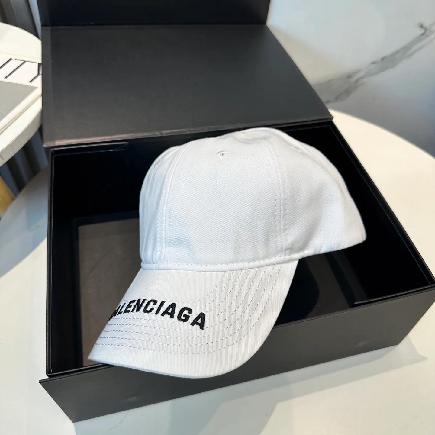 P56 Balencia*a Balenciaga's new baseball cap, ready for delivery in seconds 🧢Simple, fashionable, super invincible and beautiful hat! Couple style! The advantages of the original product compared to other hats,