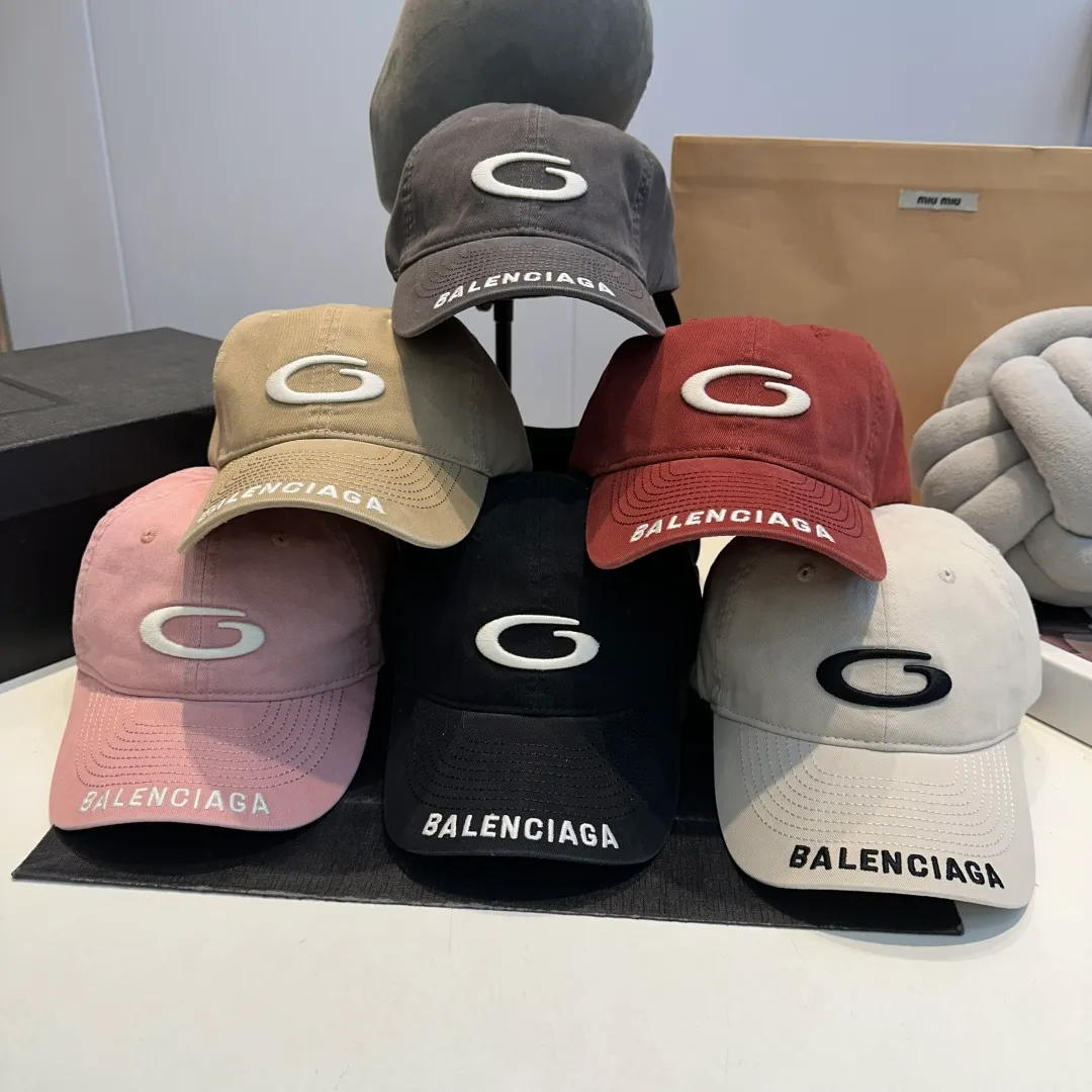 P50 Balenciaga's new baseball cap comes in two classic color options: dark gray and black. Made of high-quality fabrics, the texture is of premium quality, and the distressed craftsmanship gives the hat a unique retro charm. The hat body has an exquisite brand logo, highlighting the brand's charm and the wearer's fashion taste. The simple and versatile style can be easily matched with casual or trendy clothes to create a personalized look for you. It is a high-quality accessory that fashion lovers should not miss.