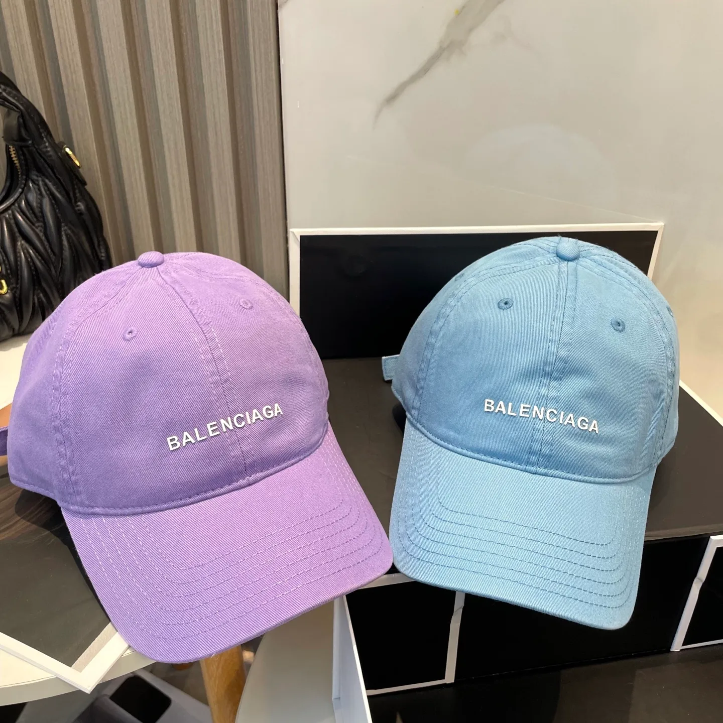P50 Balenciaga Baseball Cap My family is already very proficient in Balenciaga’s craftsmanship. It’s a must-have. BALENCIAGA Balenciaga’s new washed pure cotton baseball cap. Heavy craftsmanship, double B letter logo, novel and fashionable trendy style. Exclusive physical shot of the same style for men and women. Unisex, adjustable