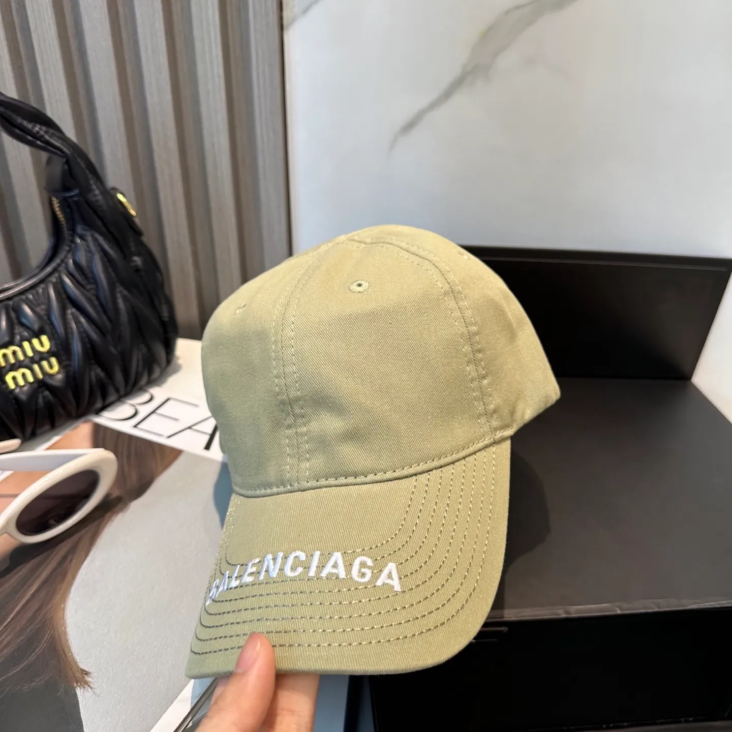 P66 Balencia*a Balenciaga's new baseball cap, ready for delivery in seconds 🧢Simple, fashionable, super invincible and beautiful hat! Couple style! The advantages of the original product compared to other hats,