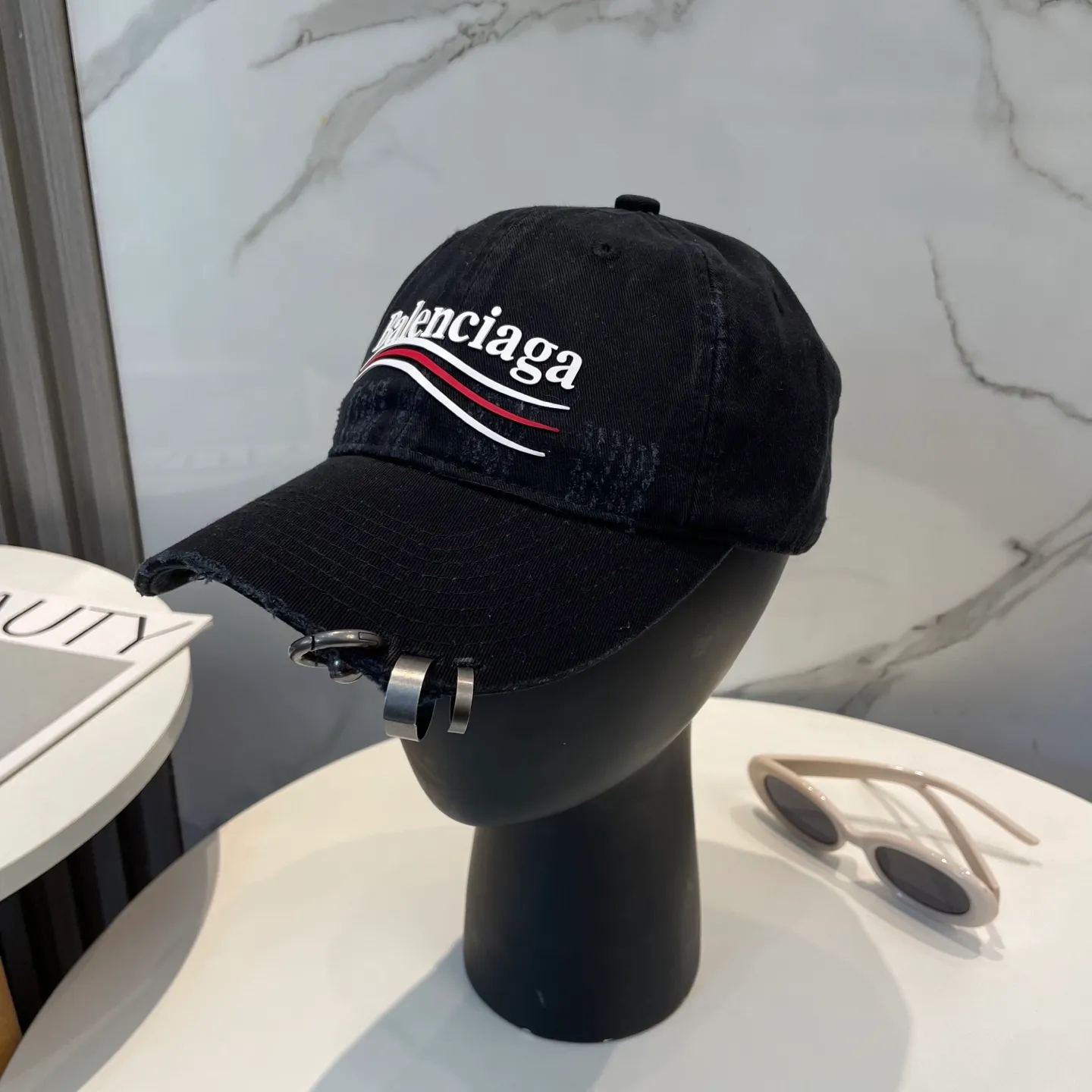 P76 New Balencia*a Balenciaga new baseball cap, ready for delivery in seconds🧢Simple, fashionable, super invincible and beautiful hat! Couple style!