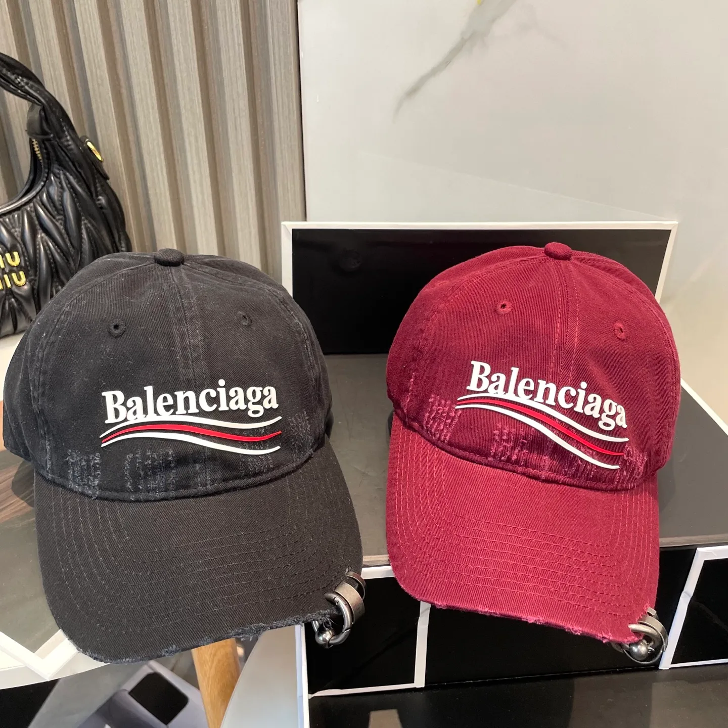 P76 New Balencia*a Balenciaga new baseball cap, ready for delivery in seconds🧢Simple, fashionable, super invincible and beautiful hat! Couple style!