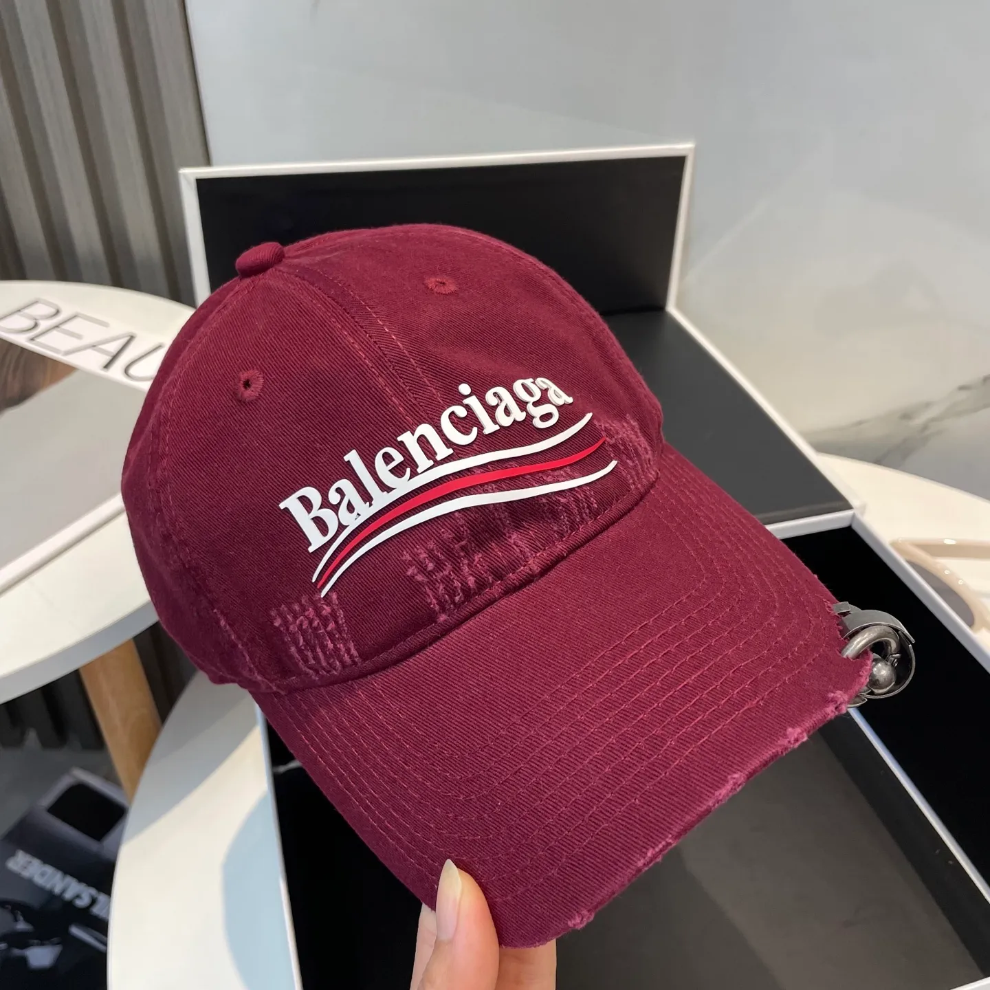 P76 New Balencia*a Balenciaga new baseball cap, ready for delivery in seconds🧢Simple, fashionable, super invincible and beautiful hat! Couple style!