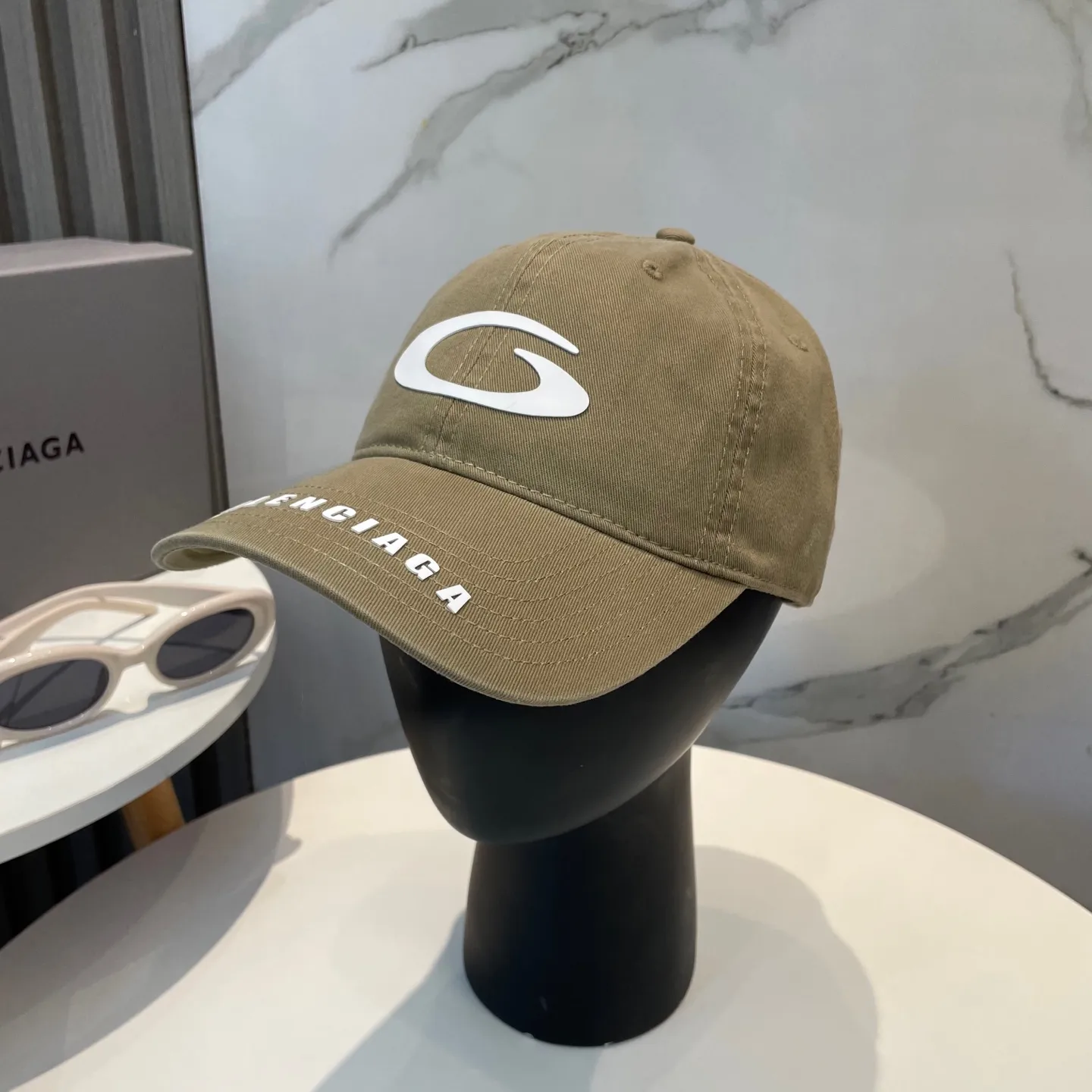 P60 BALENCIAGA 🆕Spring style new personalized baseball cap, high quality and excellent breathability, suitable for all seasons, high-value fashion item! Same style for men and women