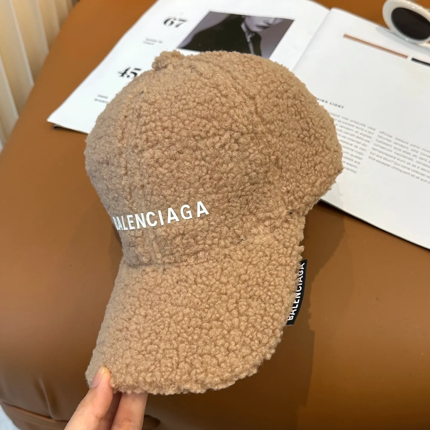 P60 Balenciaga BaIenciag's new baseball cap ~ It is a perfect interpretation of the sweet and cool style. I love it so much❤️ The top is sexy and handsome. Both are online! No girl can refuse a fluffy item.