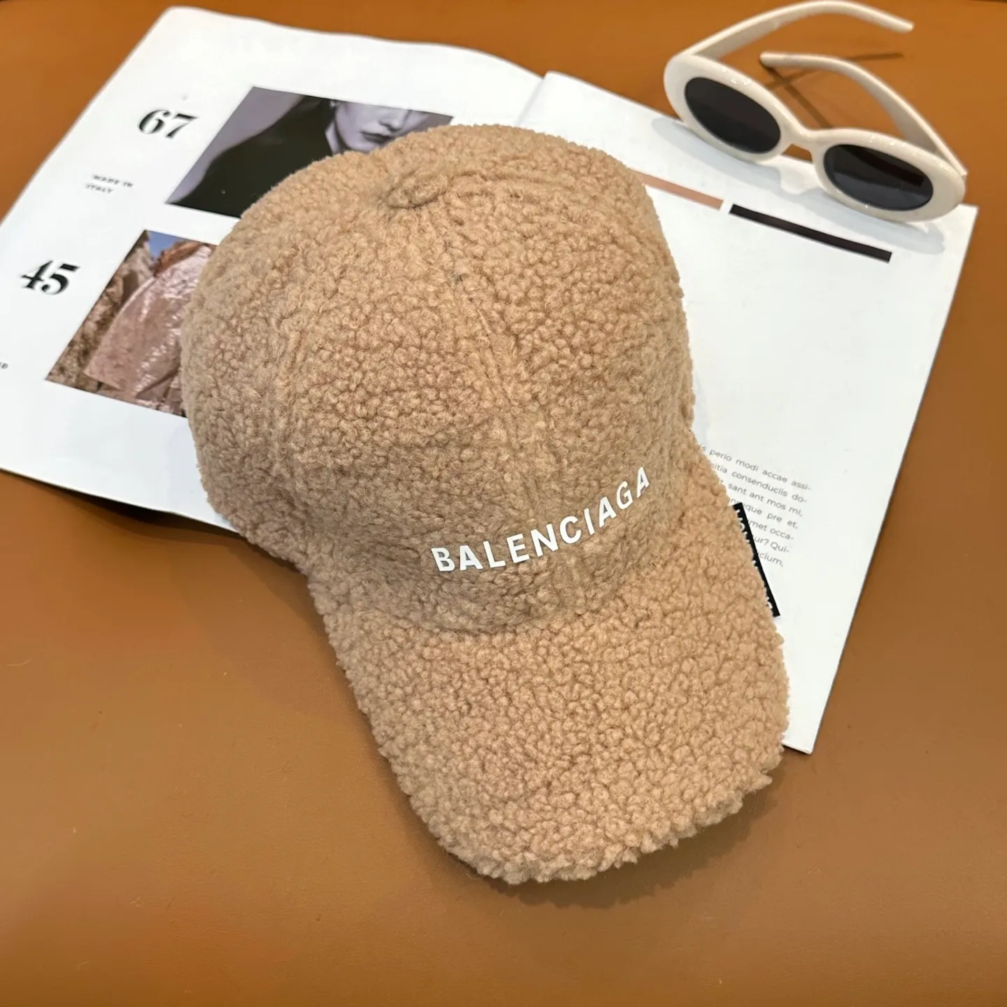 P60 Balenciaga BaIenciag's new baseball cap ~ It is a perfect interpretation of the sweet and cool style. I love it so much❤️ The top is sexy and handsome. Both are online! No girl can refuse a fluffy item.