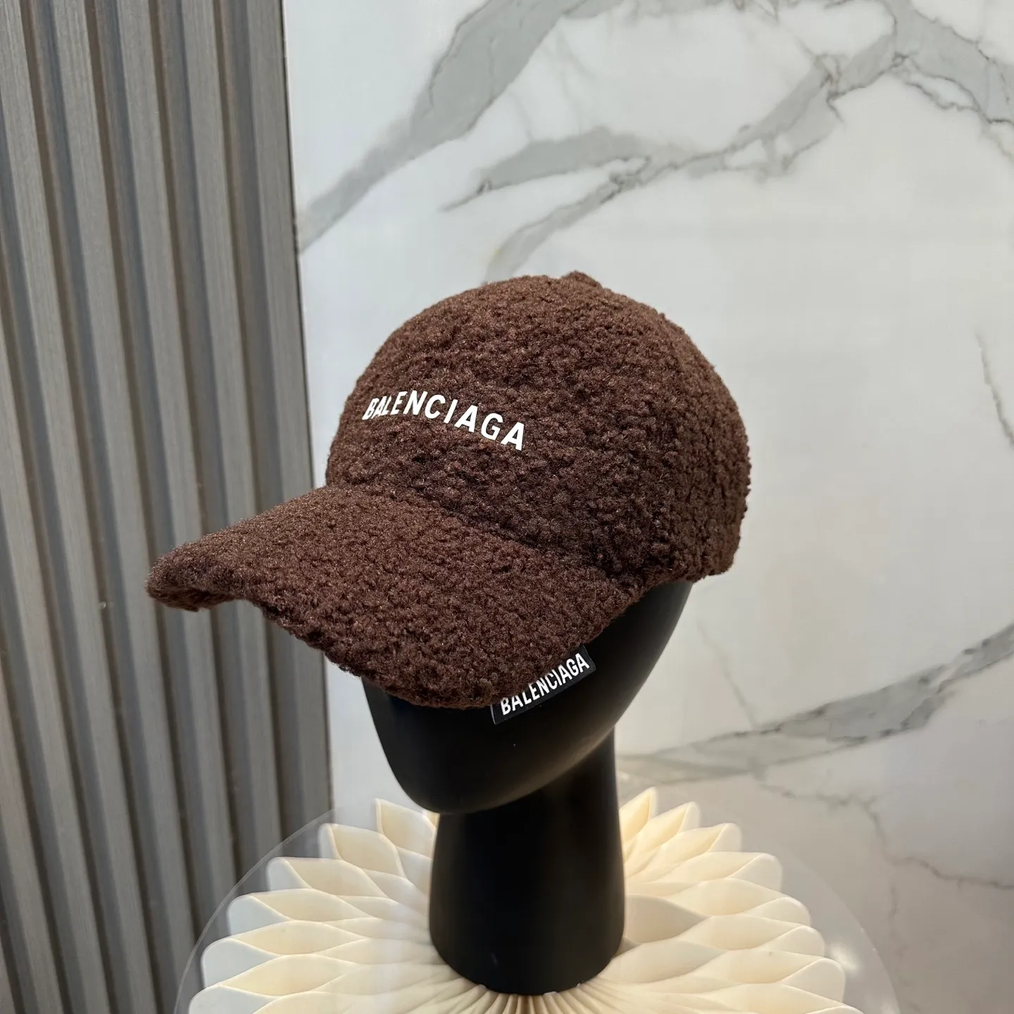 P60 Balenciaga BaIenciag's new baseball cap ~ It is a perfect interpretation of the sweet and cool style. I love it so much❤️ The top is sexy and handsome. Both are online! No girl can refuse a fluffy item.
