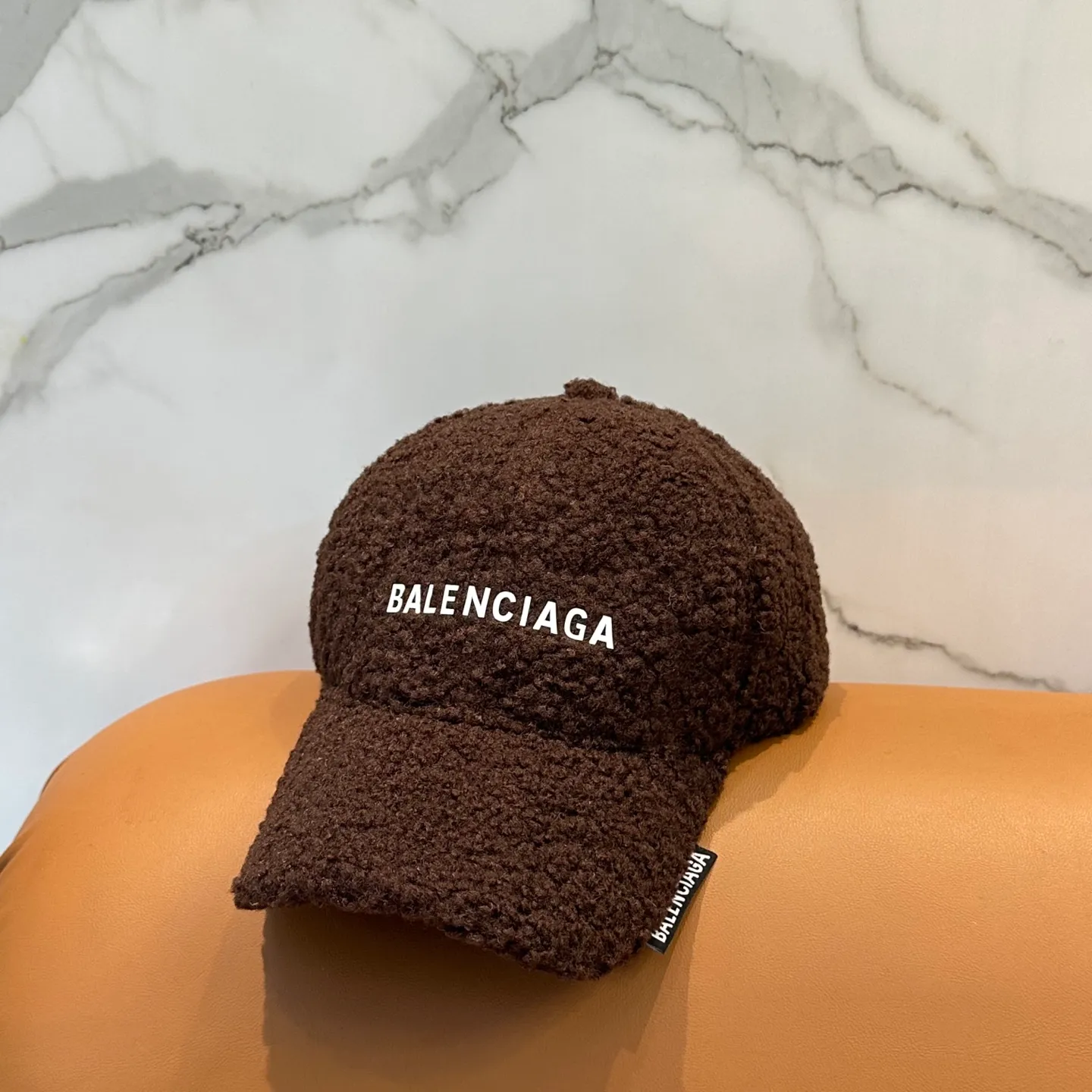 P60 Balenciaga BaIenciag's new baseball cap ~ It is a perfect interpretation of the sweet and cool style. I love it so much❤️ The top is sexy and handsome. Both are online! No girl can refuse a fluffy item.