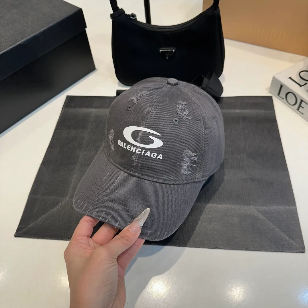 P56 New Balencia*a Balenciaga new baseball cap, ready for delivery in seconds🧢Simple, fashionable, super invincible and beautiful hat! Couple style!