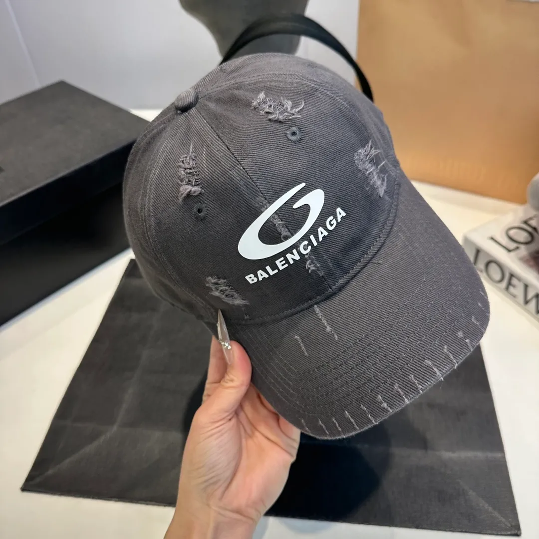 P56 New Balencia*a Balenciaga new baseball cap, ready for delivery in seconds🧢Simple, fashionable, super invincible and beautiful hat! Couple style!