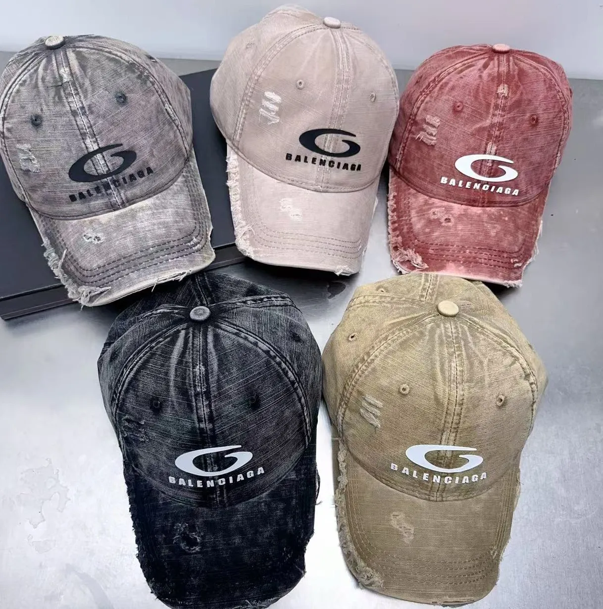 Welcome to inquire, early spring style Balenciaga distressed hole baseball cap