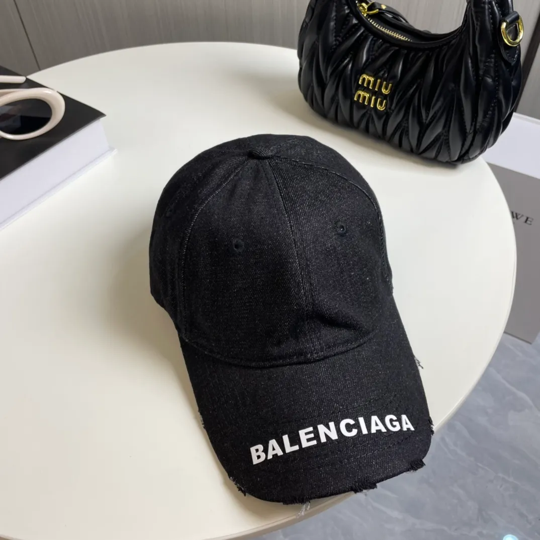 P70 Balenciaga's new washed distressed denim baseball cap. Newly launched washed denim series, casual and versatile wardrobe matching tool.