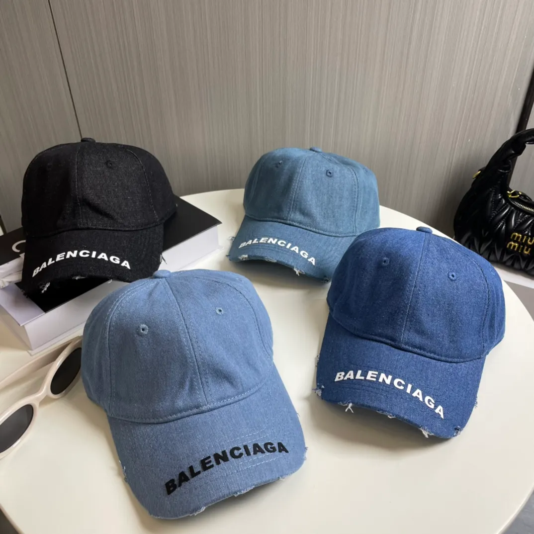 P70 Balenciaga's new washed distressed denim baseball cap. Newly launched washed denim series, casual and versatile wardrobe matching tool.