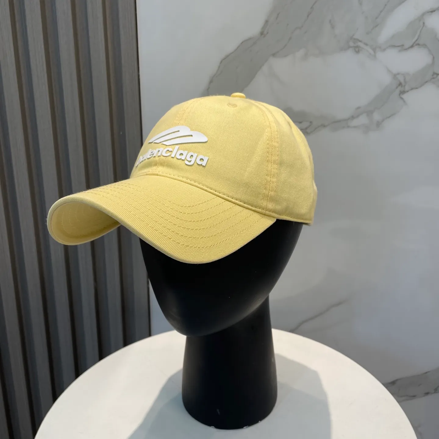 P54 Balenciaga Baseball Cap My family is already very proficient in Balenciaga’s craftsmanship. It’s a must-have. BALENCIAGA Balenciaga’s new washed pure cotton baseball cap. Heavy craftsmanship, double B letter logo, novel and fashionable trendy style. Exclusive physical shot of the same style for men and women. Unisex, adjustable