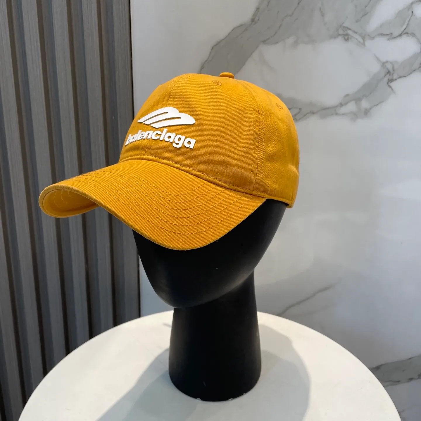 P54 Balenciaga Baseball Cap My family is already very proficient in Balenciaga’s craftsmanship. It’s a must-have. BALENCIAGA Balenciaga’s new washed pure cotton baseball cap. Heavy craftsmanship, double B letter logo, novel and fashionable trendy style. Exclusive physical shot of the same style for men and women. Unisex, adjustable