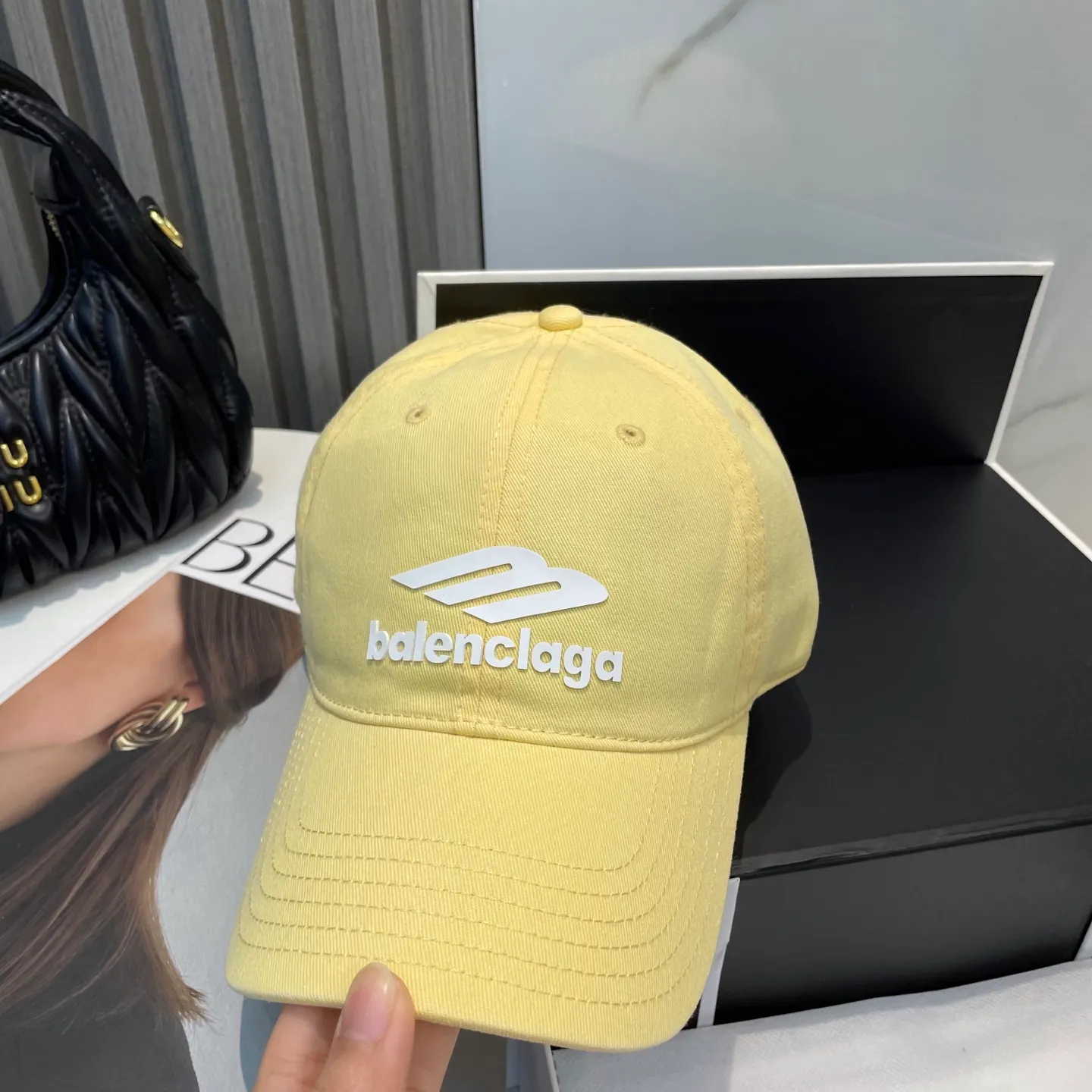 P54 Balenciaga Baseball Cap My family is already very proficient in Balenciaga’s craftsmanship. It’s a must-have. BALENCIAGA Balenciaga’s new washed pure cotton baseball cap. Heavy craftsmanship, double B letter logo, novel and fashionable trendy style. Exclusive physical shot of the same style for men and women. Unisex, adjustable