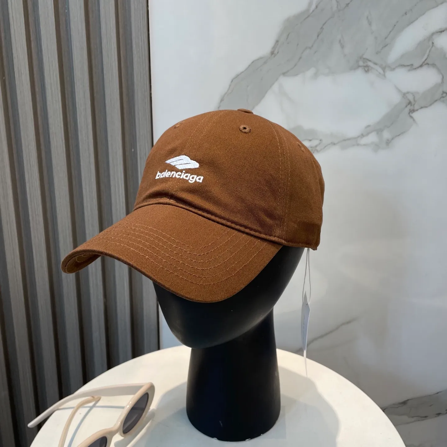 P56 BALENCIAGA Balenciaga's new embroidered logo baseball cap, cool colors, different styles for men and women, the first batch will be shipped first! A must-buy for Paris fans!