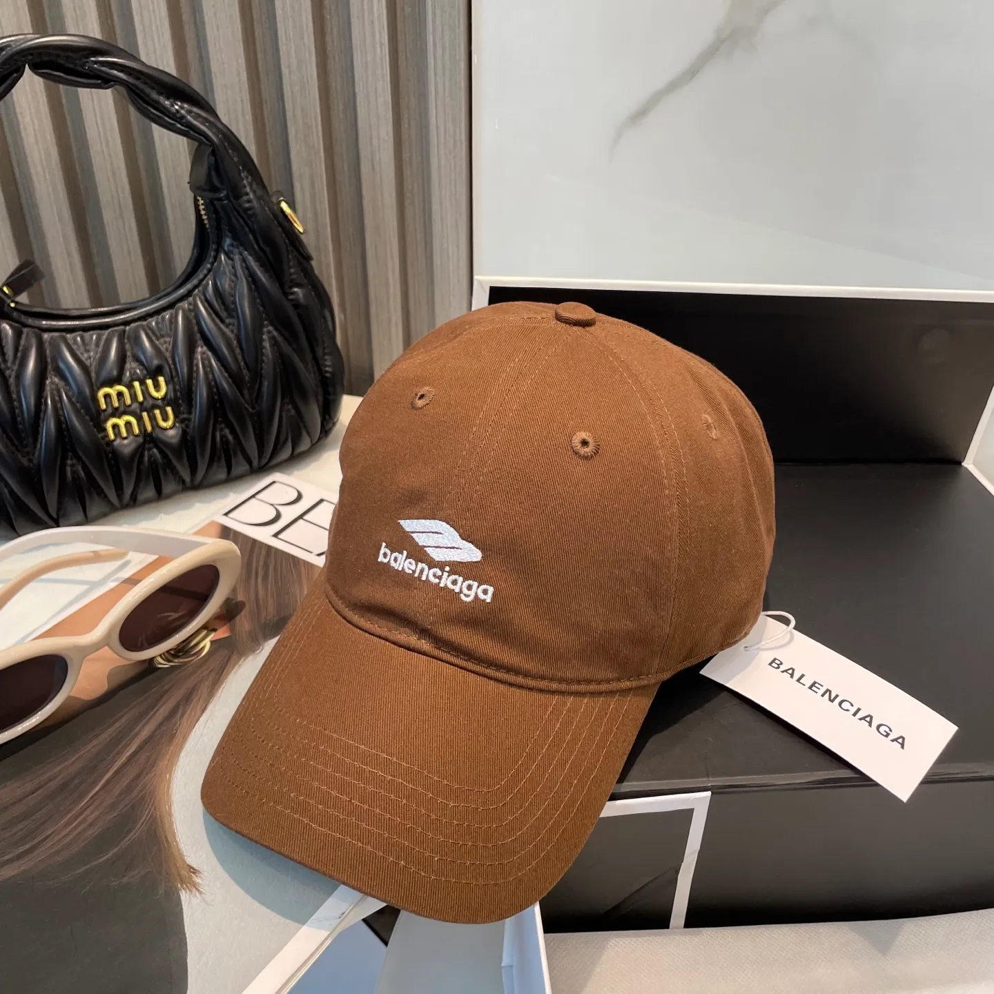 P56 BALENCIAGA Balenciaga's new embroidered logo baseball cap, cool colors, different styles for men and women, the first batch will be shipped first! A must-buy for Paris fans!