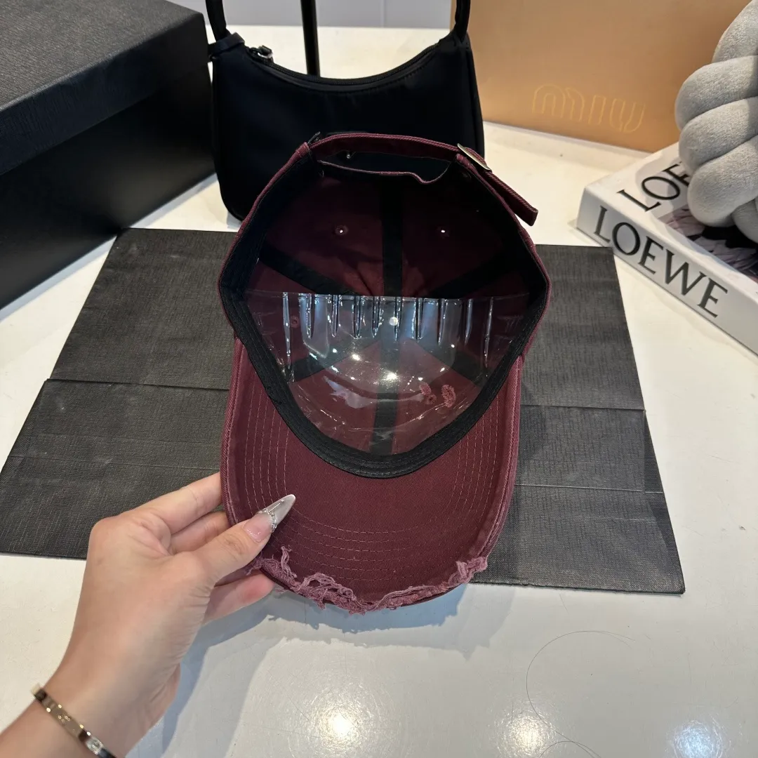 P60 new product Balencia*a Balenciaga new baseball cap ready for delivery in seconds🧢Simple, fashionable, super invincible and beautiful hat! Couple style!