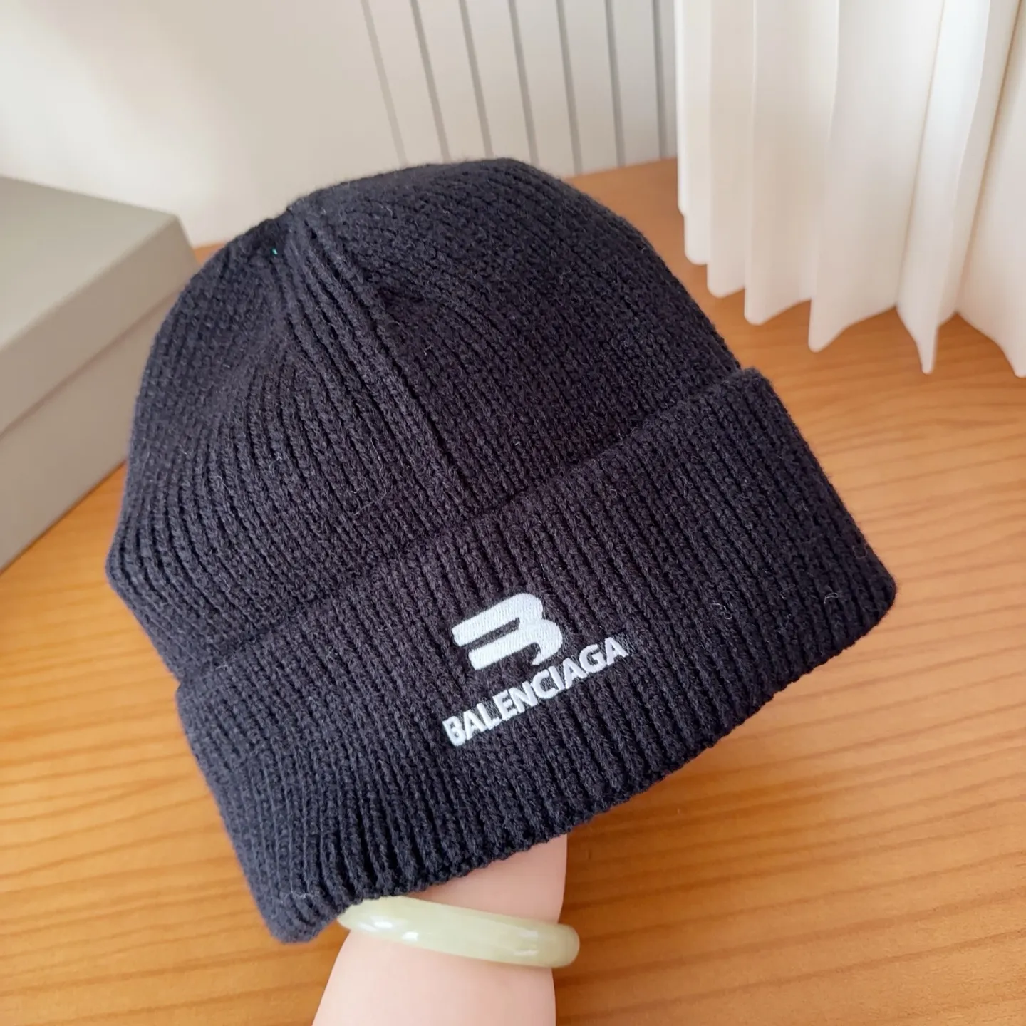 💰60 Balenciaga knitted cold hat brick cabinet new style! It became popular on Xiaohongshu as soon as it was put on the shelves~ First released on the whole network, matching color and version. The first batch of goods is sufficient, so hurry up and get it.