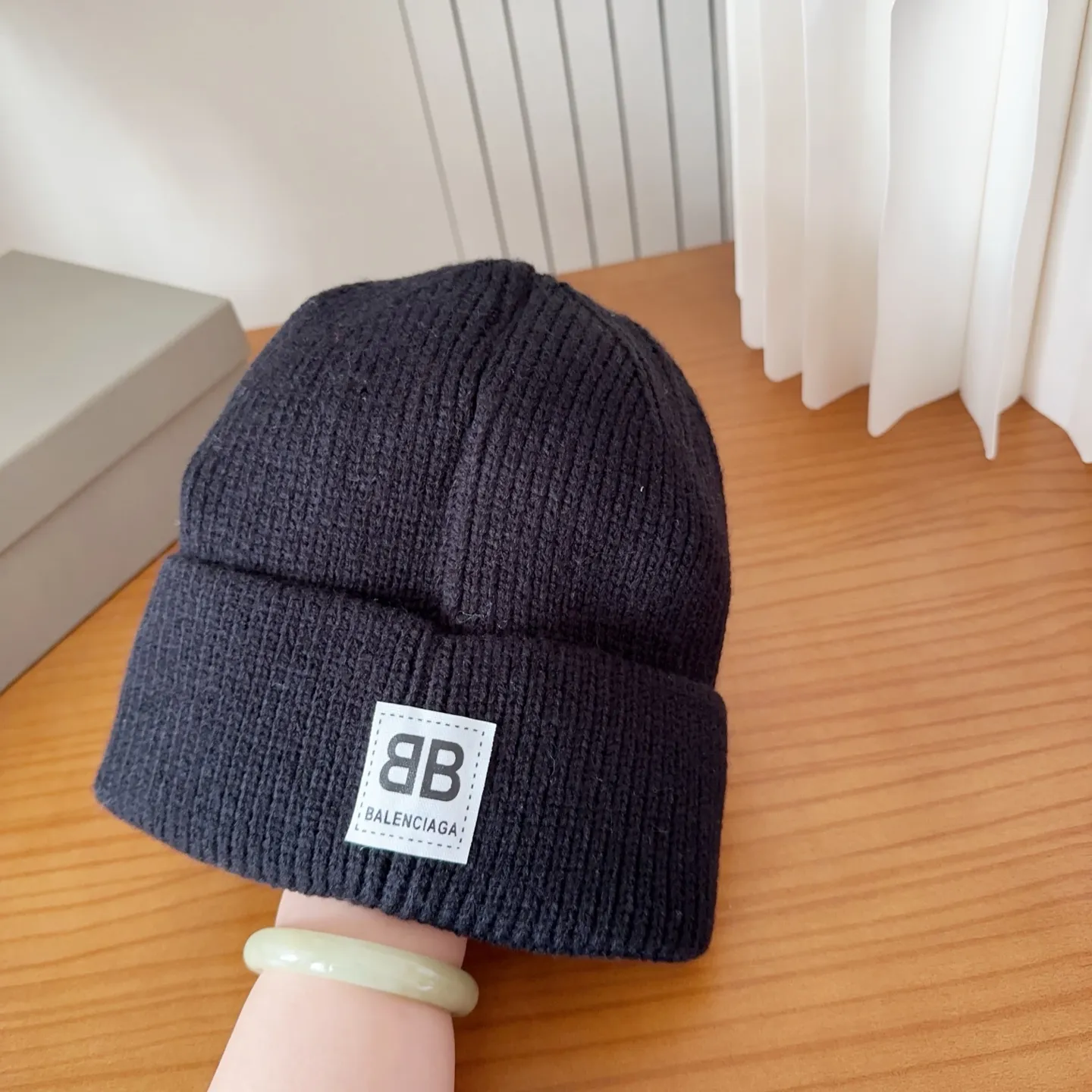 💰60 Balenciaga knitted cold hat brick cabinet new style! It became popular on Xiaohongshu as soon as it was put on the shelves~ First released on the whole network, matching color and version. The first batch of goods is sufficient, so hurry up and get it.