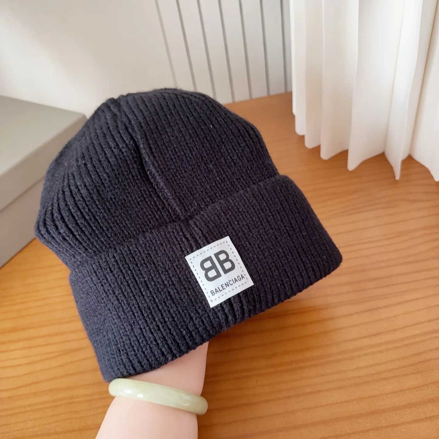 💰60 Balenciaga knitted cold hat brick cabinet new style! It became popular on Xiaohongshu as soon as it was put on the shelves~ First released on the whole network, matching color and version. The first batch of goods is sufficient, so hurry up and get it.