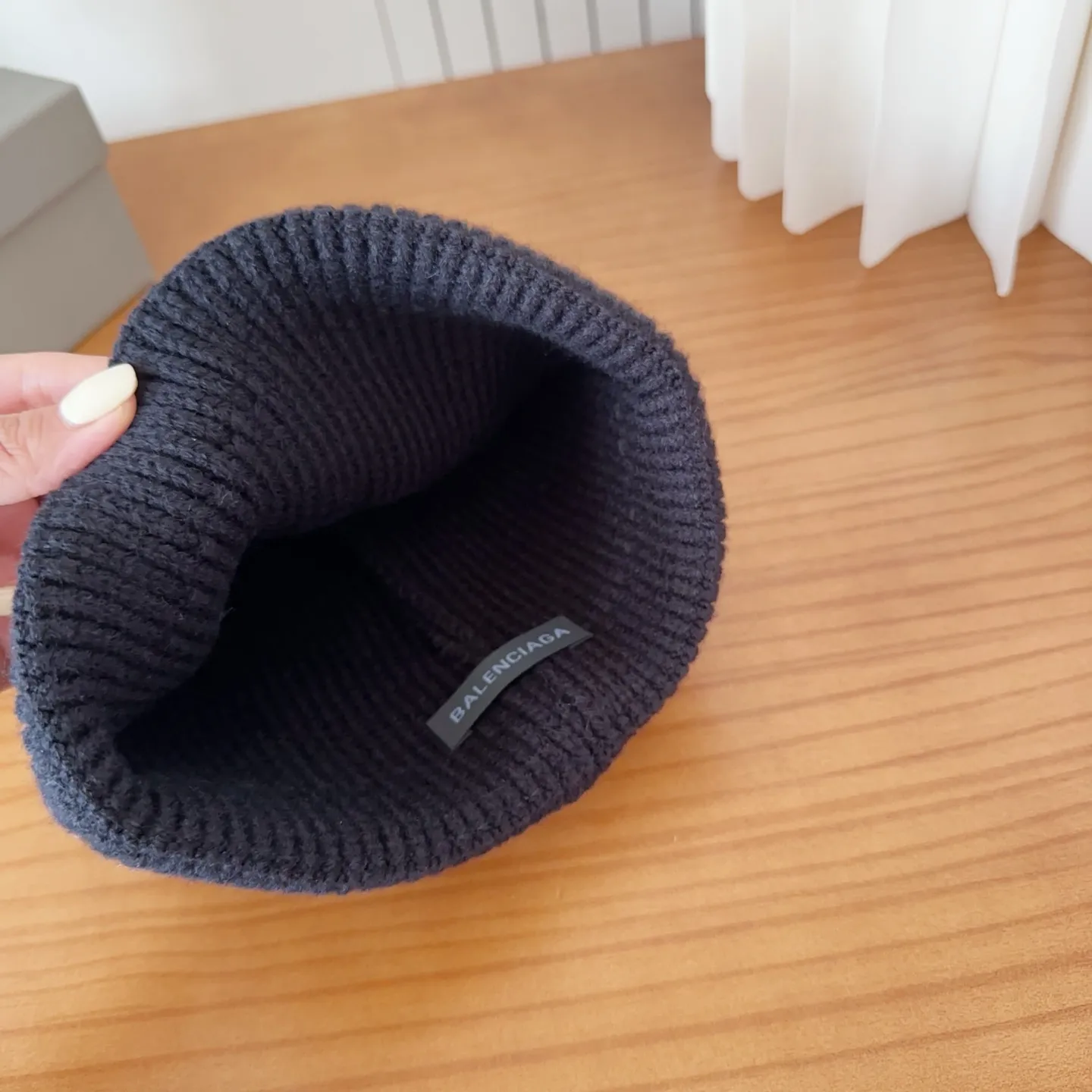 💰60 Balenciaga knitted cold hat brick cabinet new style! It became popular on Xiaohongshu as soon as it was put on the shelves~ First released on the whole network, matching color and version. The first batch of goods is sufficient, so hurry up and get it.