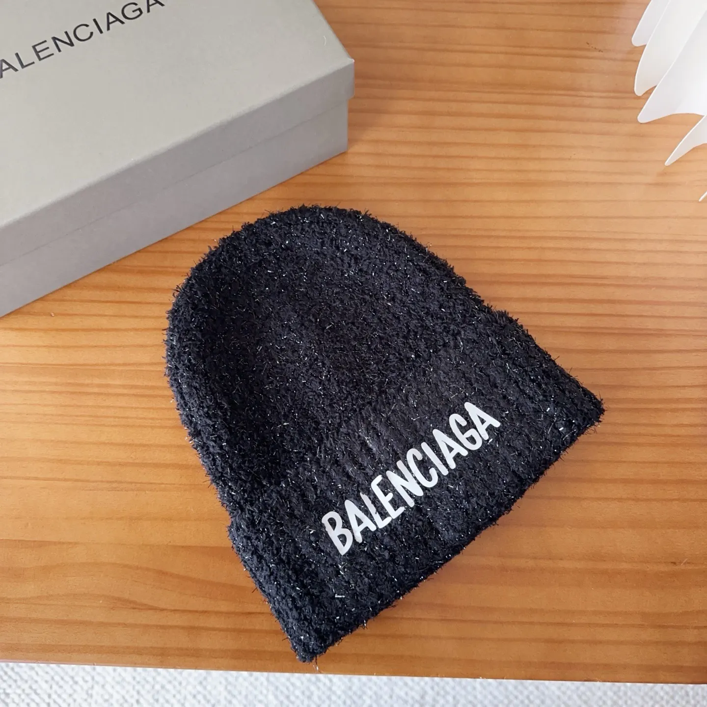 💰60 Balenciaga knitted cold hat brick cabinet new style! It became popular on Xiaohongshu as soon as it was put on the shelves~ First released on the whole network, matching color and version. The first batch of goods is sufficient, so hurry up and get it.