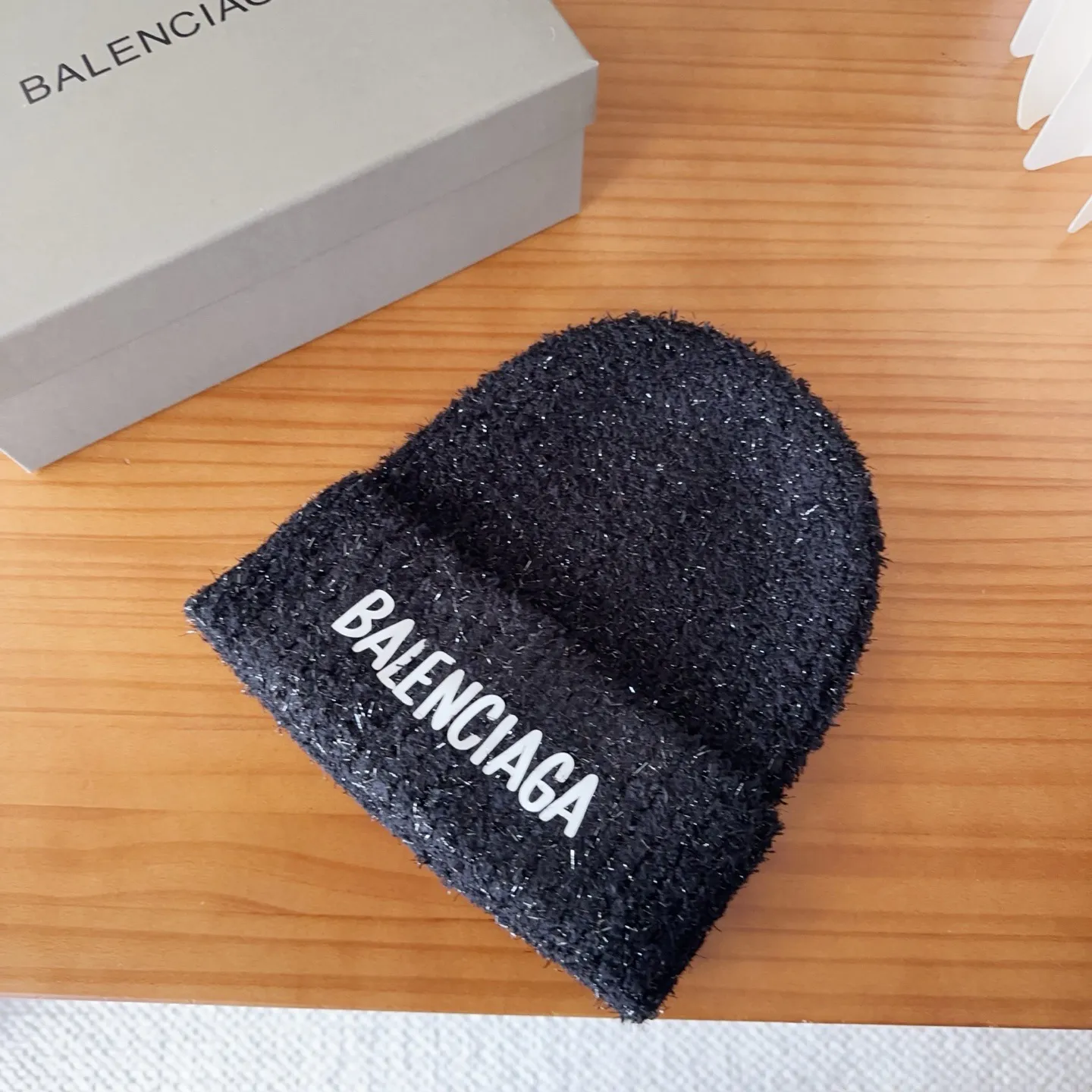💰60 Balenciaga knitted cold hat brick cabinet new style! It became popular on Xiaohongshu as soon as it was put on the shelves~ First released on the whole network, matching color and version. The first batch of goods is sufficient, so hurry up and get it.