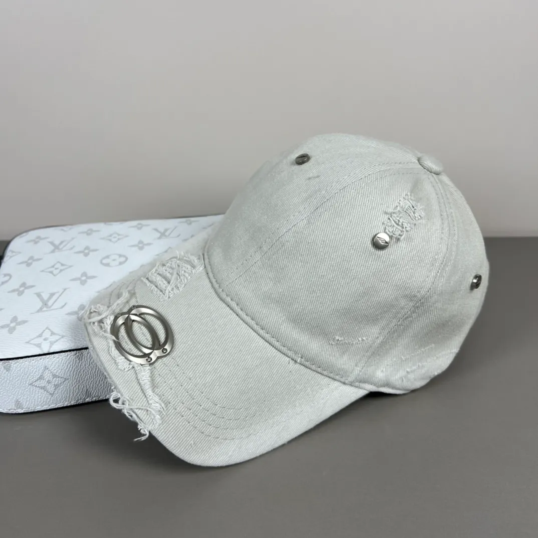 P70 BALENCIAGA new embroidered logo baseball cap, cool colors, different styles for men and women, the first batch will be shipped first! A must-buy for Paris fans!