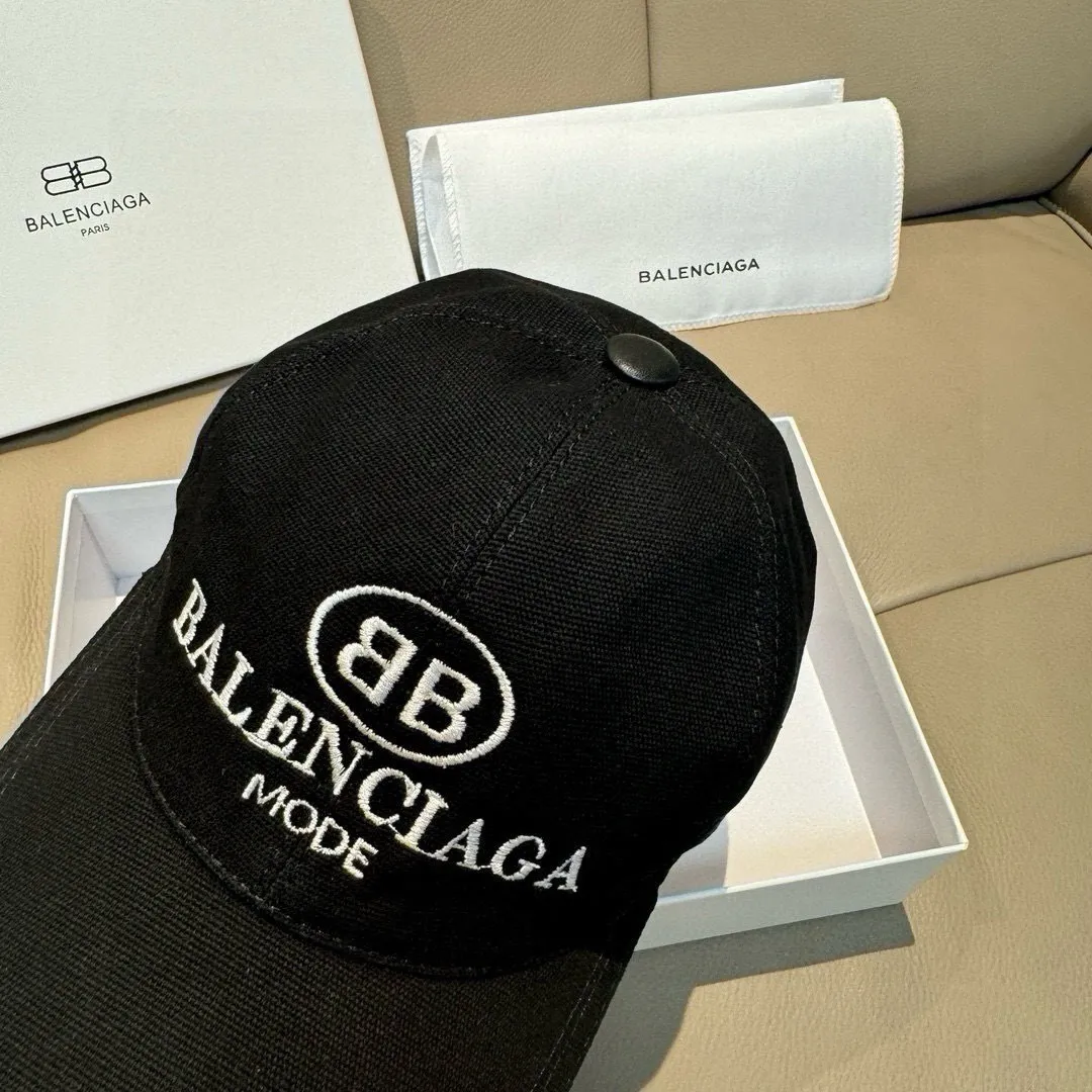 P90, Balenciaga's new original baseball cap, 1:1 mold customization, new three-dimensional embroidery, exquisite and flawless! Original canvas fabric + first-layer cowhide, meticulous workmanship, original factory quality, exclusive physical photography. Ships in black and white.