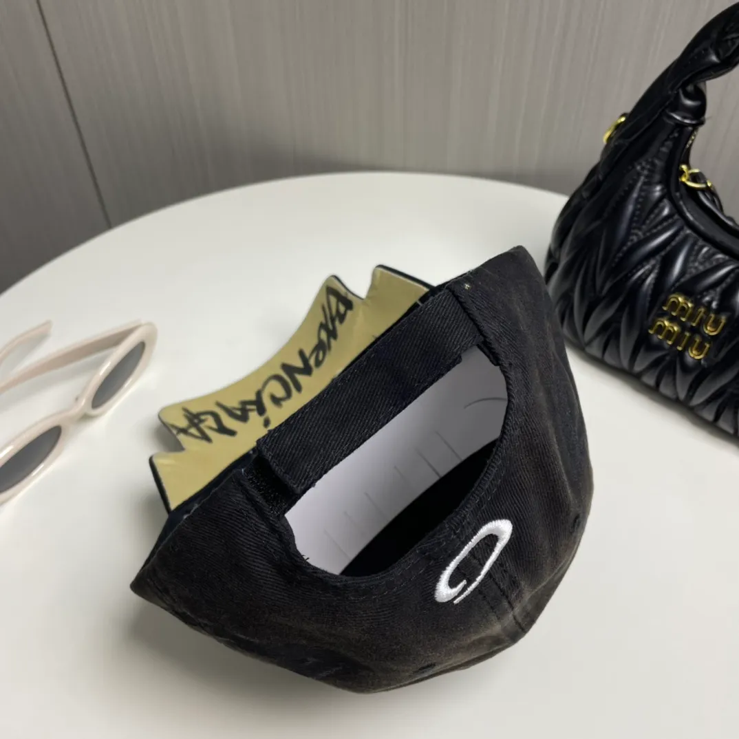 P60 new product Balencia*a Balenciaga high version painted embroidered letters new baseball cap, ready for delivery in seconds🧢Simple, fashionable, super invincible and beautiful hat! Couple style!