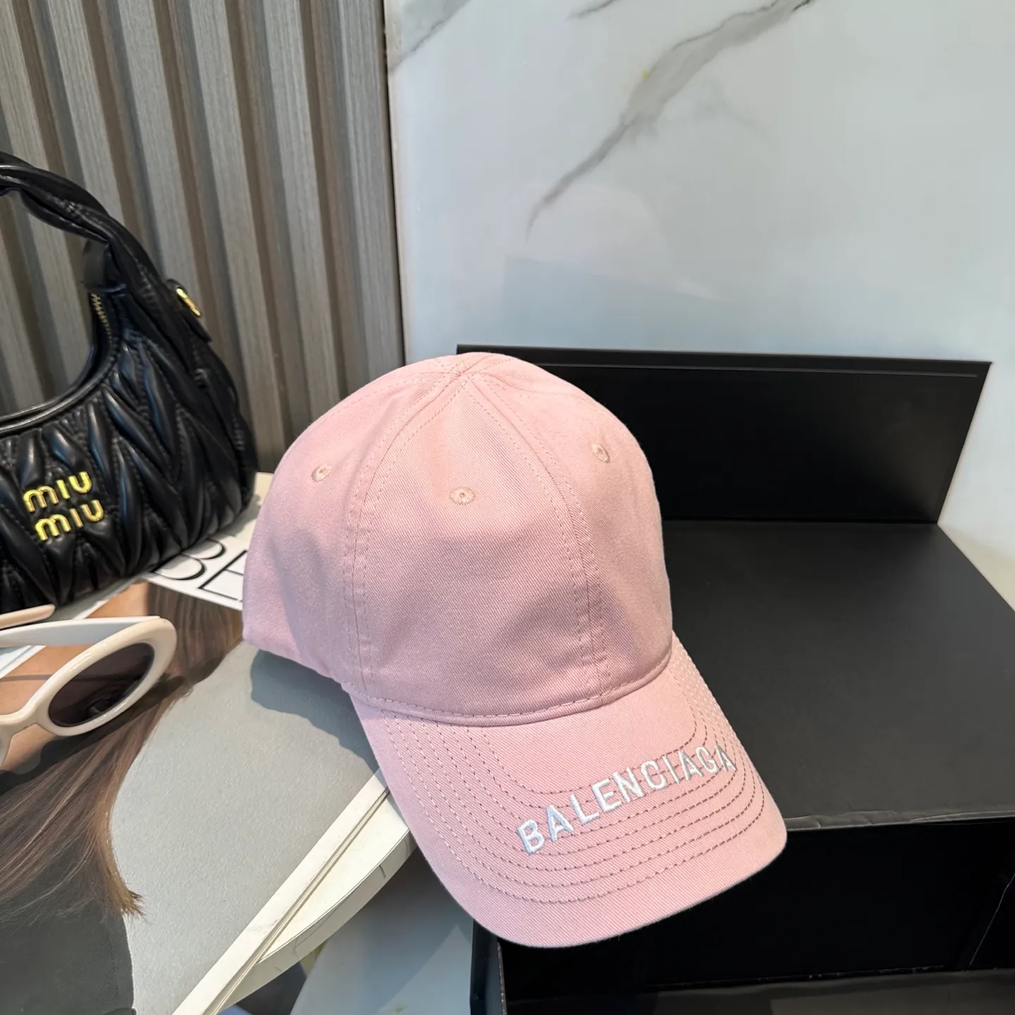 P66 Balencia*a Balenciaga's new baseball cap, ready for delivery in seconds 🧢Simple, fashionable, super invincible and beautiful hat! Couple style! The advantages of the original product compared to other hats,