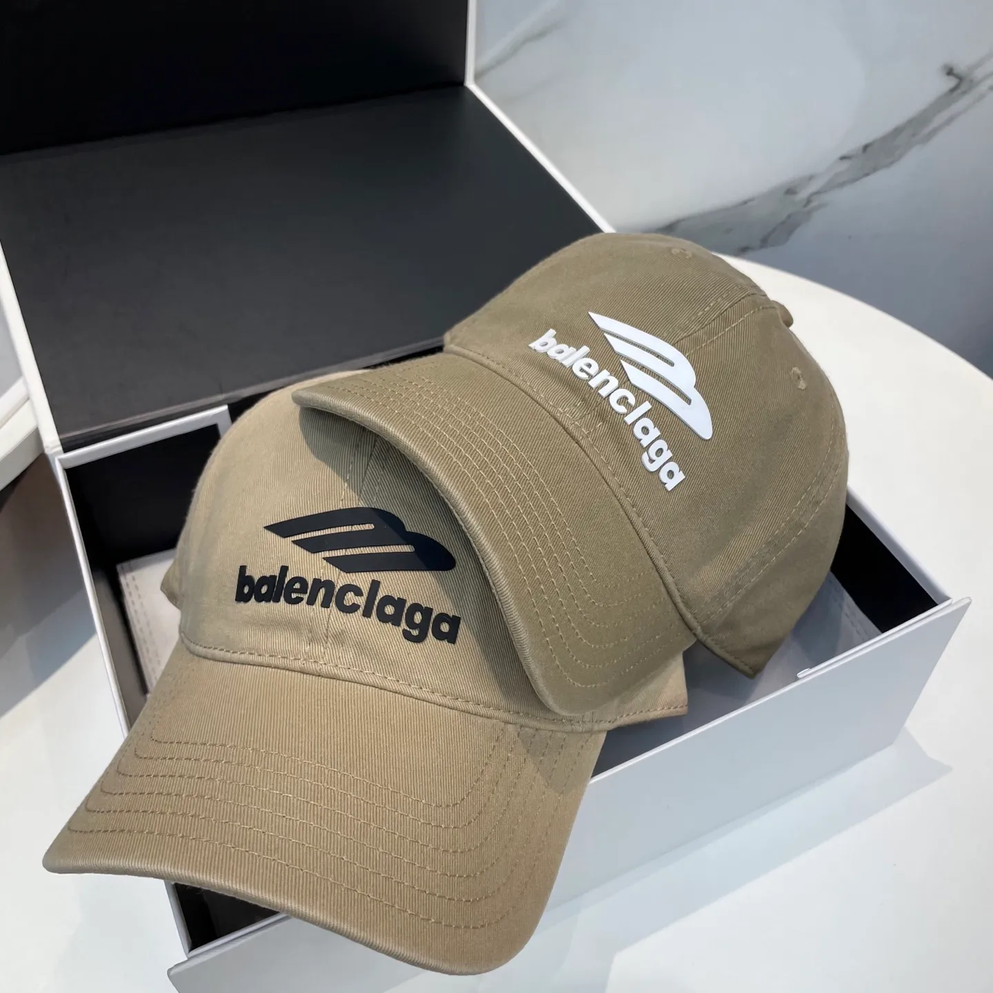 P60 Balenciaga Baseball Cap My family is already very proficient in Balenciaga's craftsmanship. It is a must-have. BALENCIAGA Balenciaga's new washed pure cotton baseball cap. Heavy craftsmanship, double B letter logo, novel and fashionable trendy style. Exclusive physical shot of the same style for men and women. Unisex, adjustable