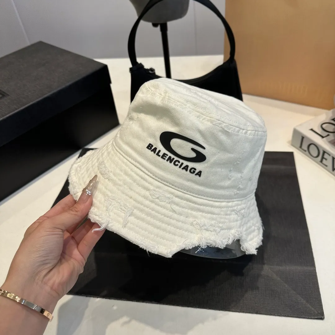P60 new product Balencia*a Balenciaga's new fisherman hat, ready for delivery in seconds🧢Simple, fashionable, super invincible and beautiful hat! Couple style!