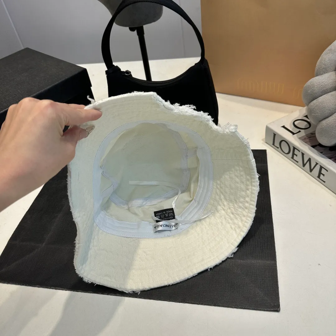 P60 new product Balencia*a Balenciaga's new fisherman hat, ready for delivery in seconds🧢Simple, fashionable, super invincible and beautiful hat! Couple style!