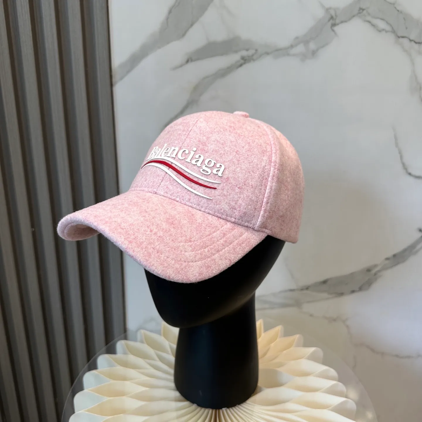 P56 Balenciaga's new autumn and winter woolen baseball cap💋💋 The baseball cap that is most commonly worn every day. The gray color often matches the look👀 It is very good for daily commuting or city boy sweeping the streets.
