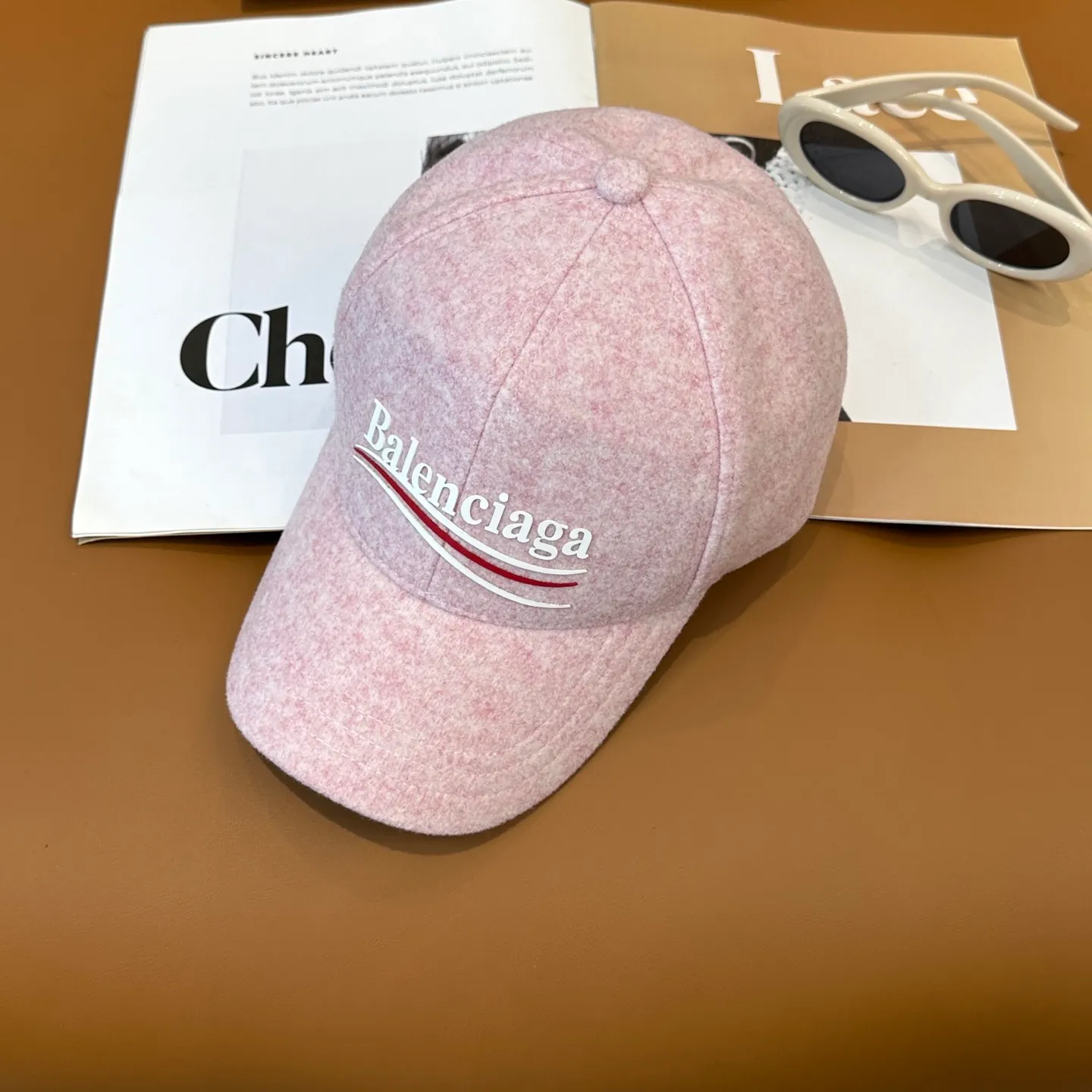 P56 Balenciaga's new autumn and winter woolen baseball cap💋💋 The baseball cap that is most commonly worn every day. The gray color often matches the look👀 It is very good for daily commuting or city boy sweeping the streets.