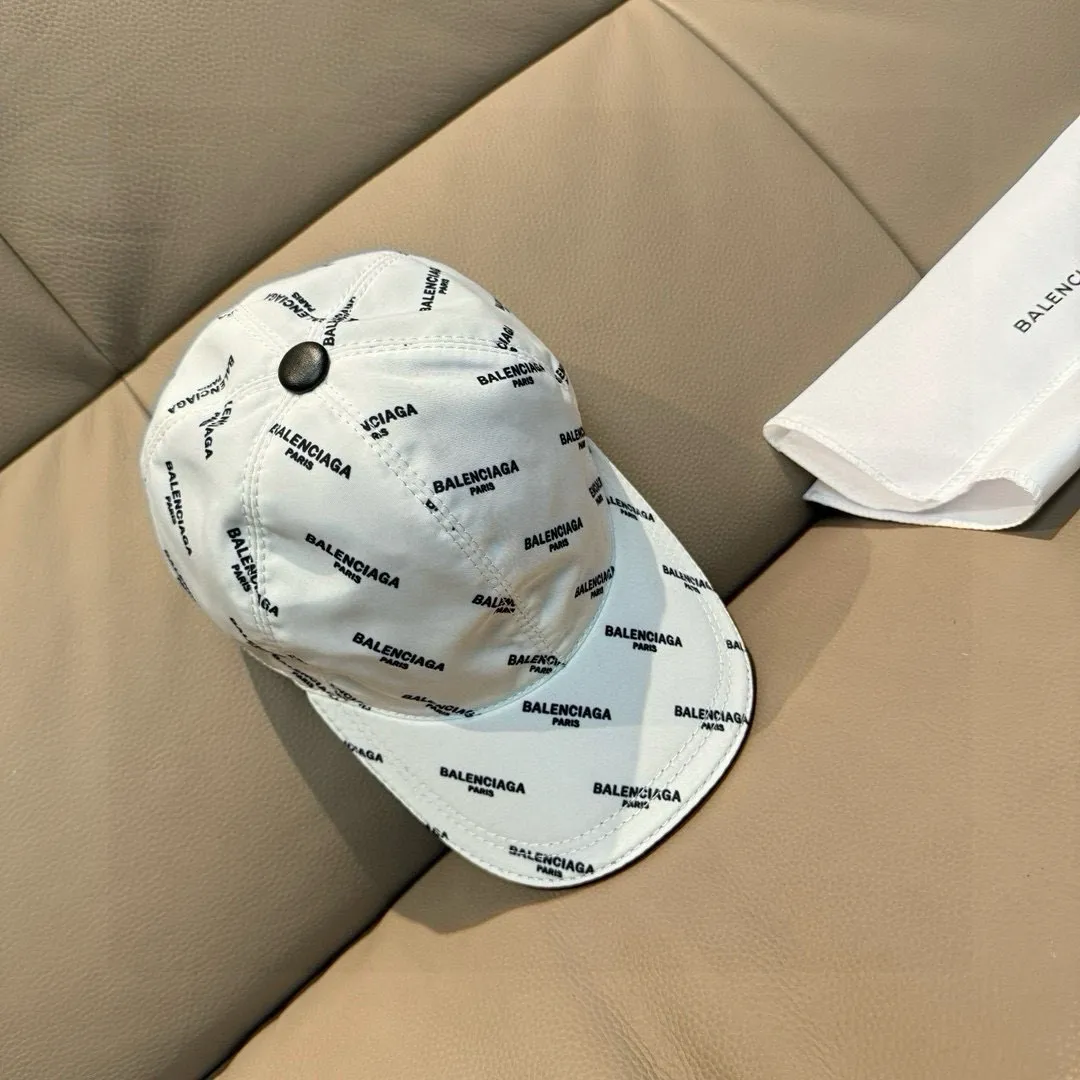 Batch 90, Balenciaga's classic original baseball cap, 1:1 mold opening and customization at the counter, original silk screen satin fabric + first layer of cowhide, pure cotton lining, light and breathable, simple and elegant! Basic head circumference is 56cm, the patch is adjustable, suitable for both men and women, a must-have for all seasons!