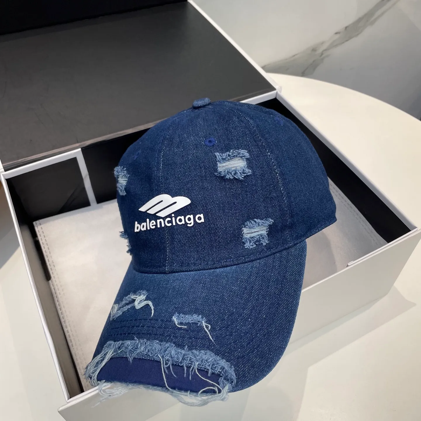 P66 Balenciaga (Balenciaga) new washed distressed ripped denim baseball cap Newly launched washed denim series, casual and versatile wardrobe matching artifact