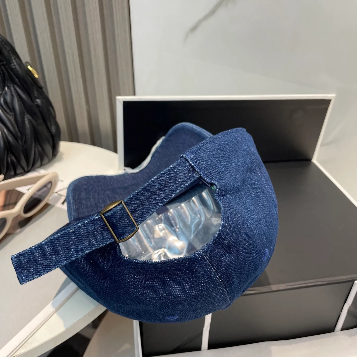 P66 Balenciaga (Balenciaga) new washed distressed ripped denim baseball cap Newly launched washed denim series, casual and versatile wardrobe matching artifact